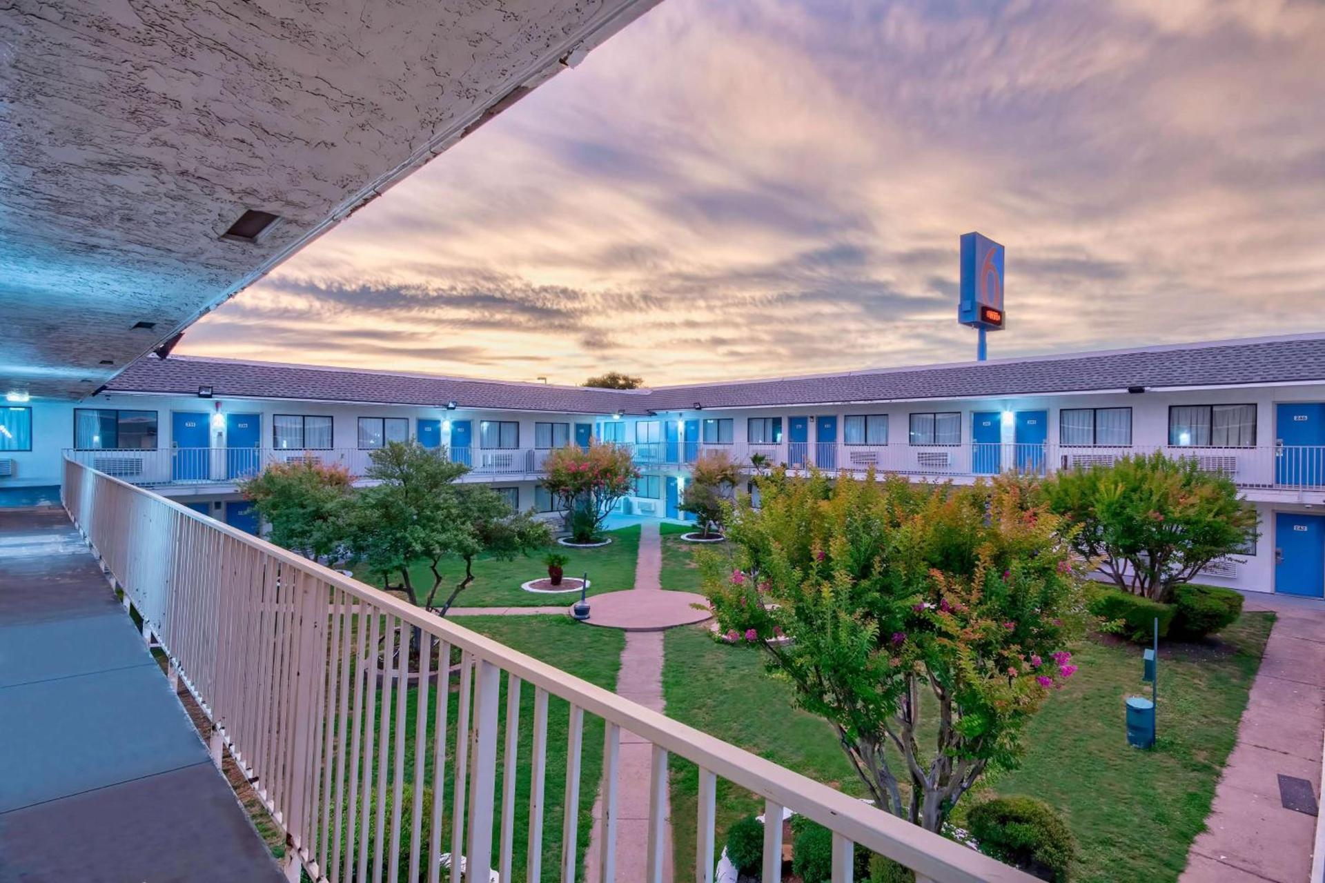 Motel 6-Austin, TX - North photo 3