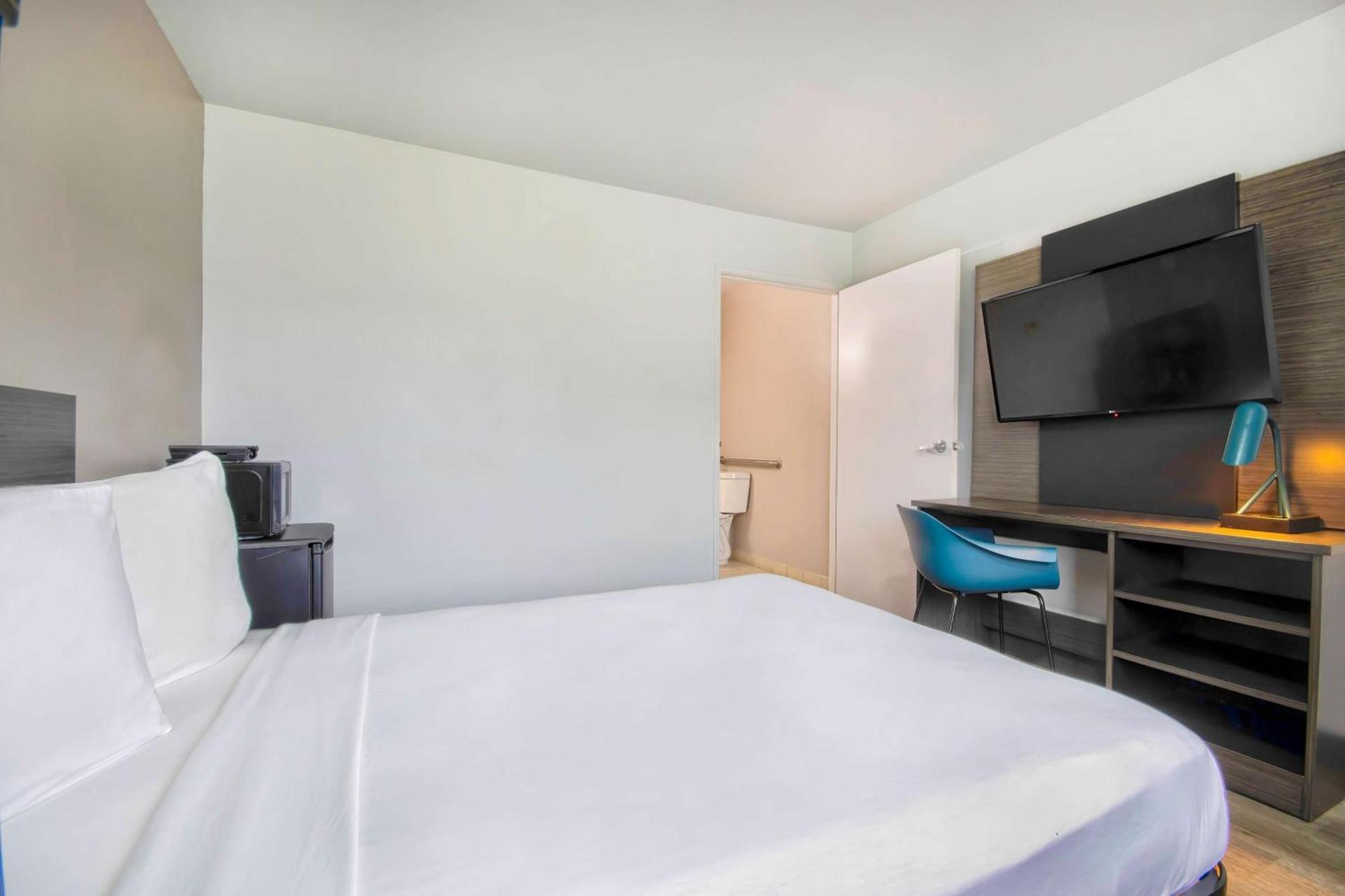 Motel 6-Austin, TX - North photo 13
