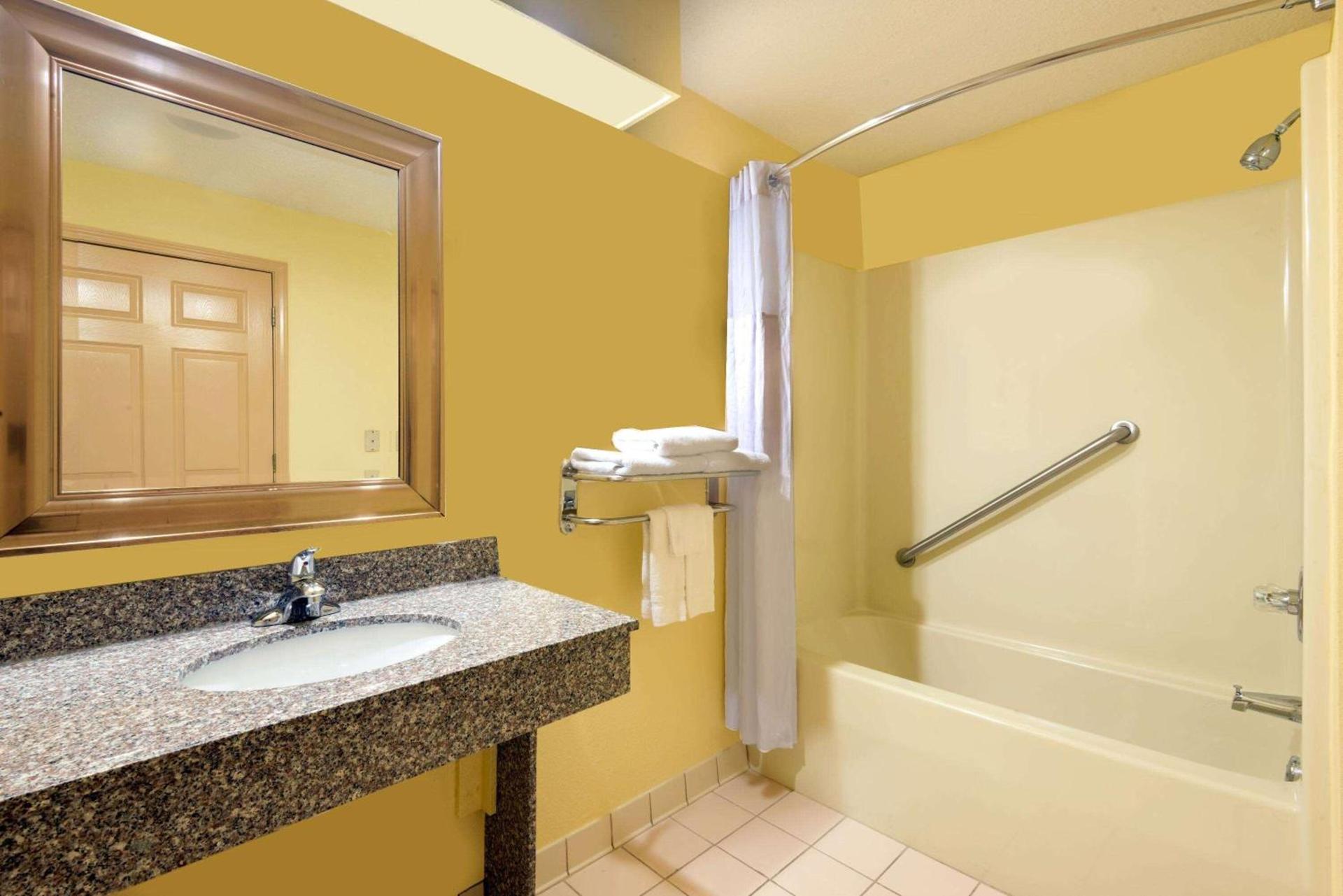 Days Inn by Wyndham Coliseum Montgomery AL photo 7
