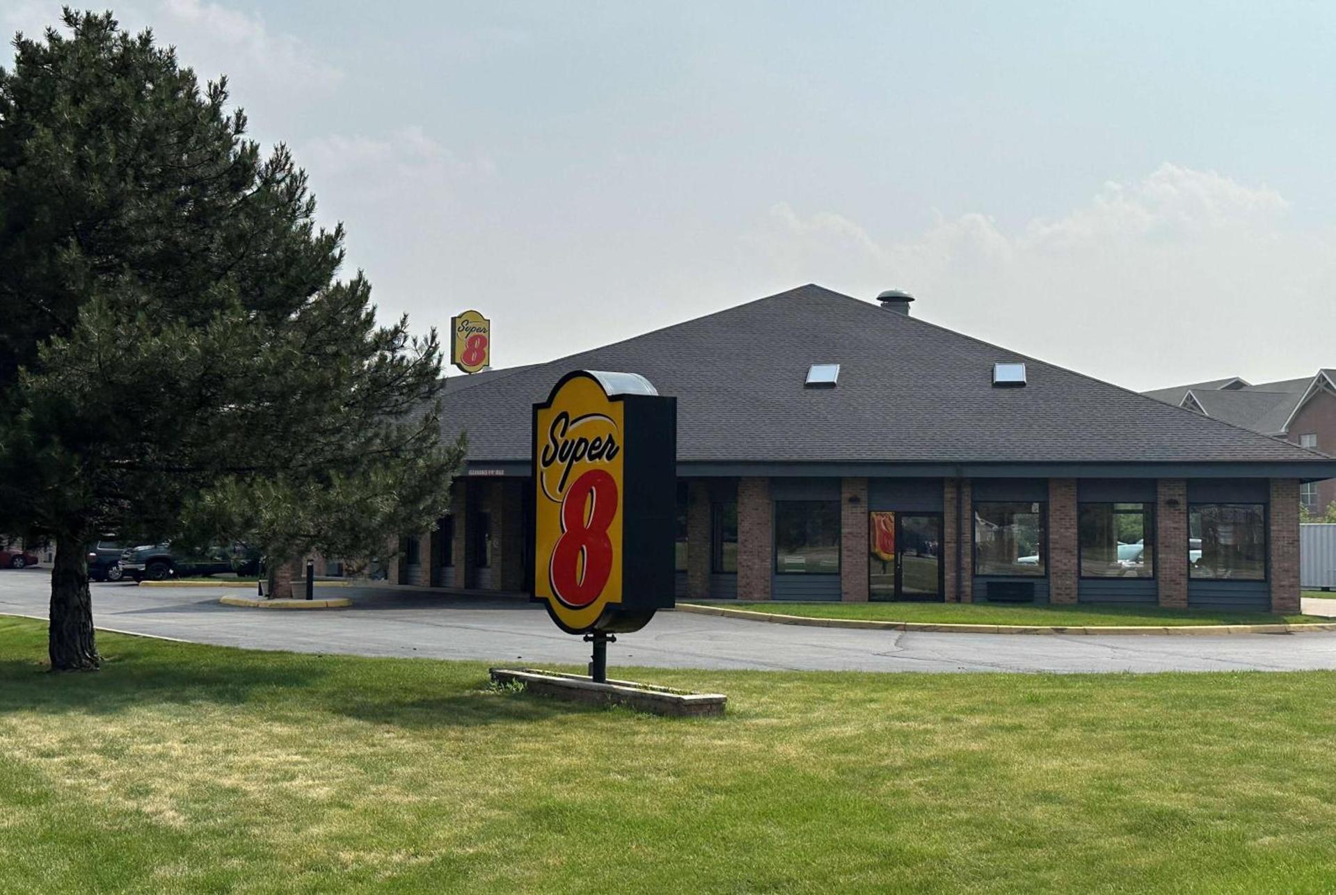 Super 8 by Wyndham Green Bay I-43 Bus. Park photo 2
