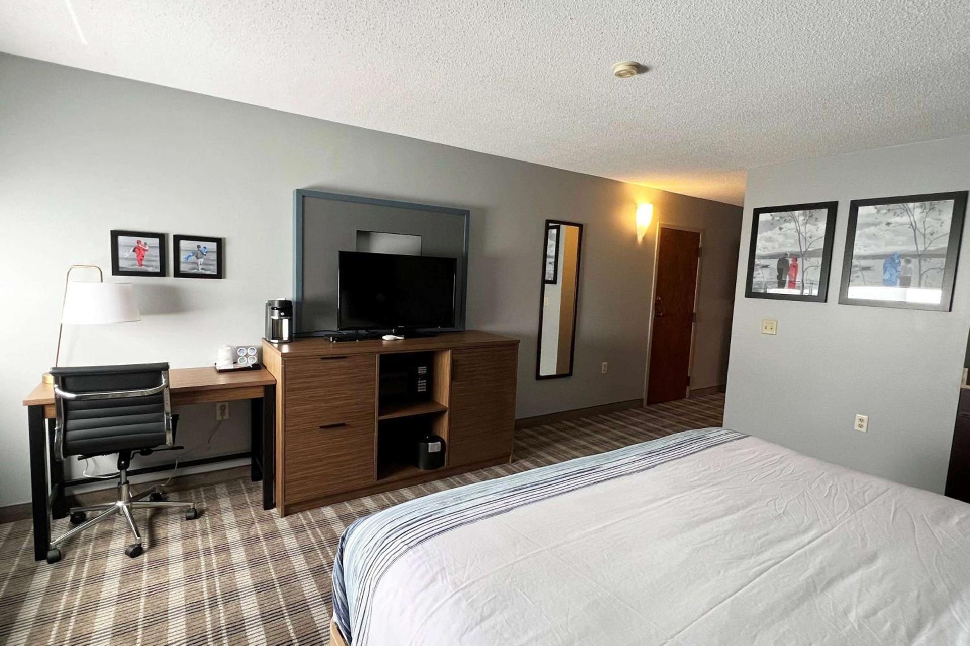 AmericInn by Wyndham Marshfield photo 5