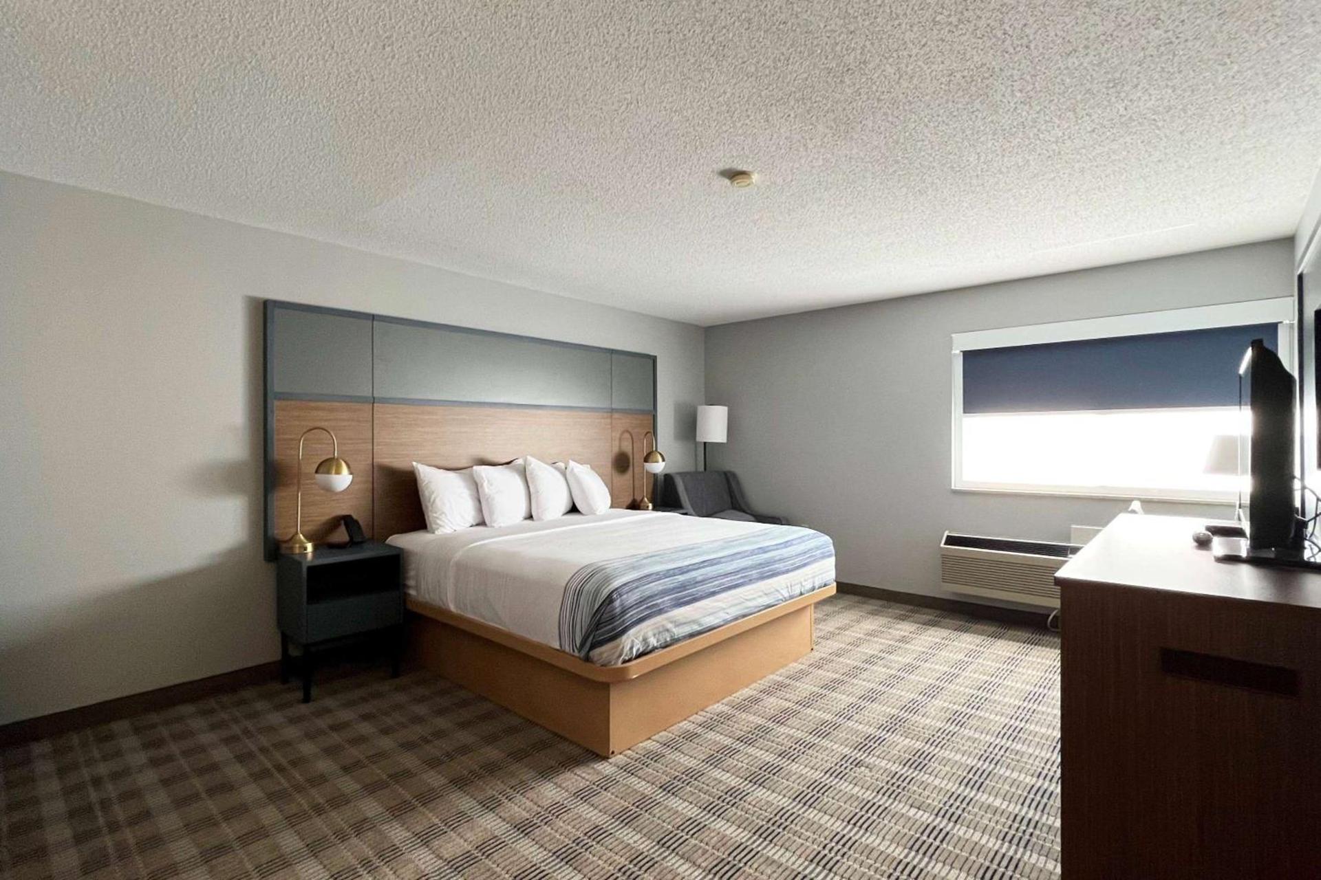 AmericInn by Wyndham Marshfield photo 8