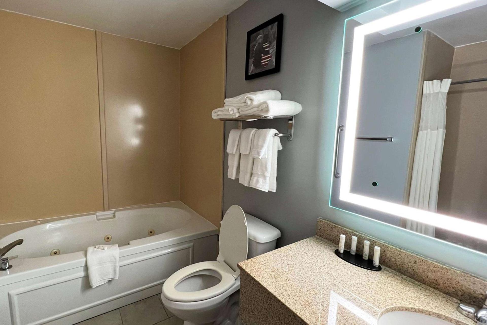 AmericInn by Wyndham Marshfield photo 9
