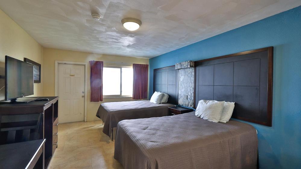 Driftwood Beach Motel photo 12