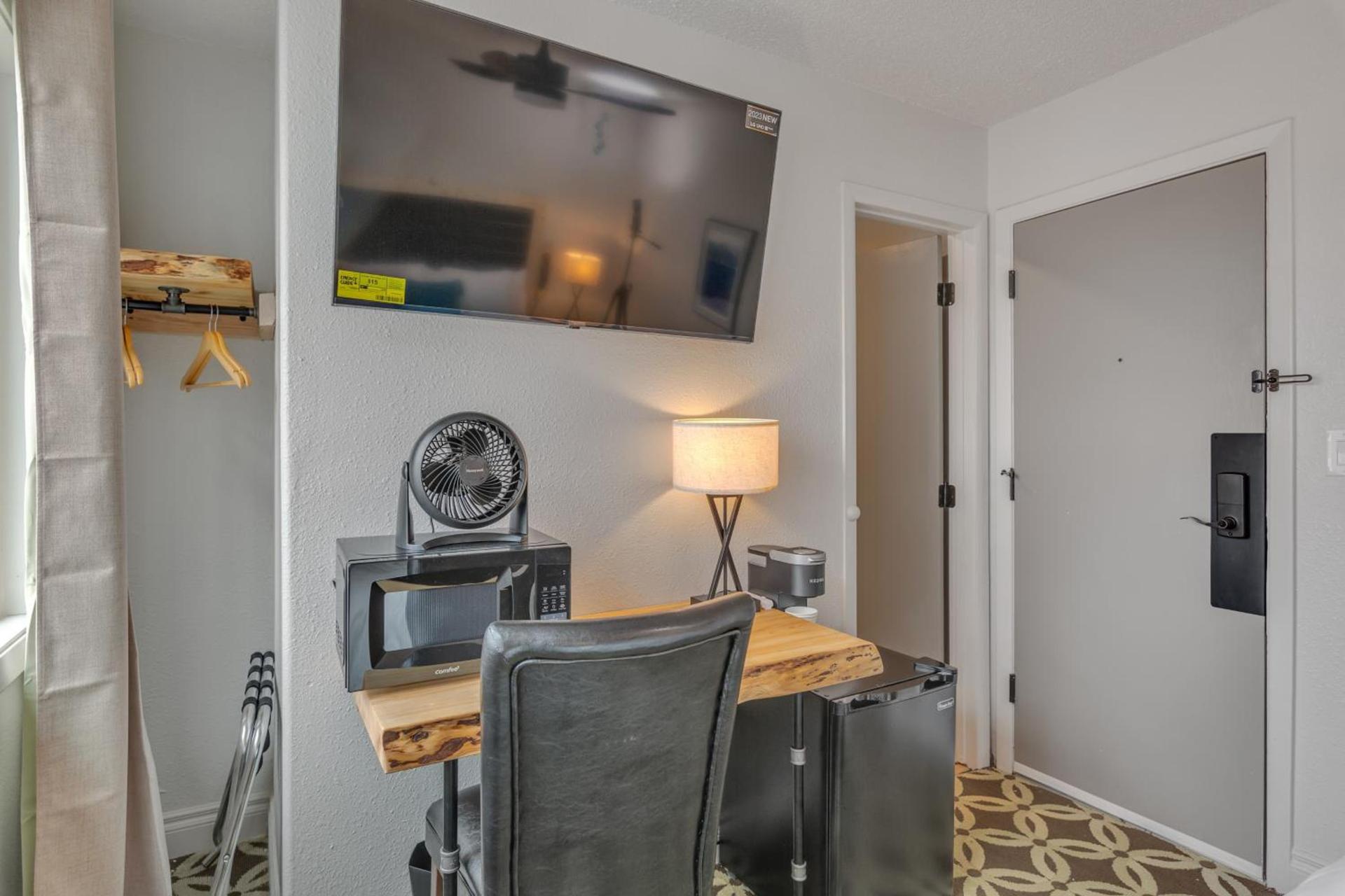 Highliner Hotel - Queen Suites photo 20