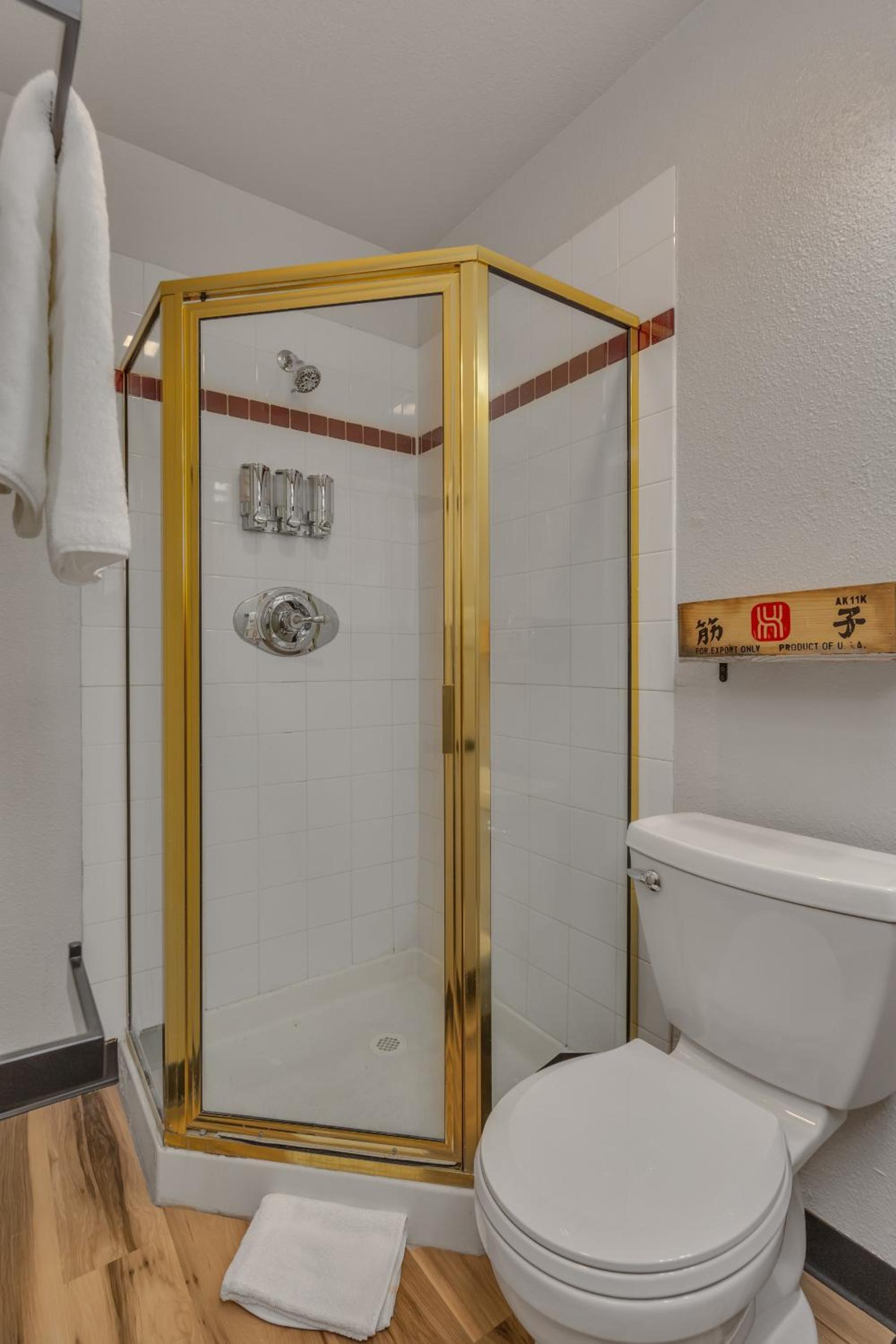 Highliner Hotel - Queen Suites photo 7