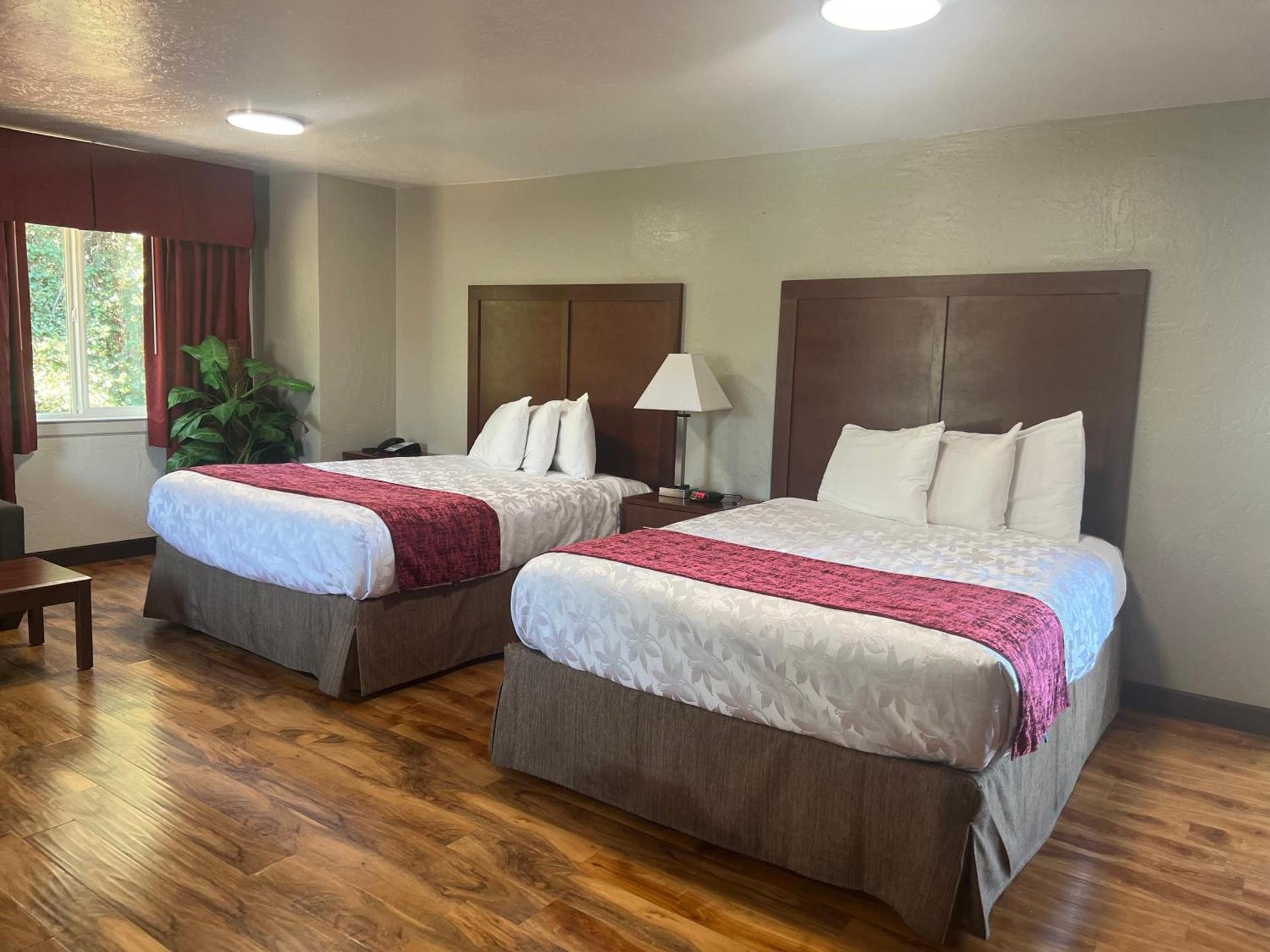 Red Carpet Inn Medford photo 32