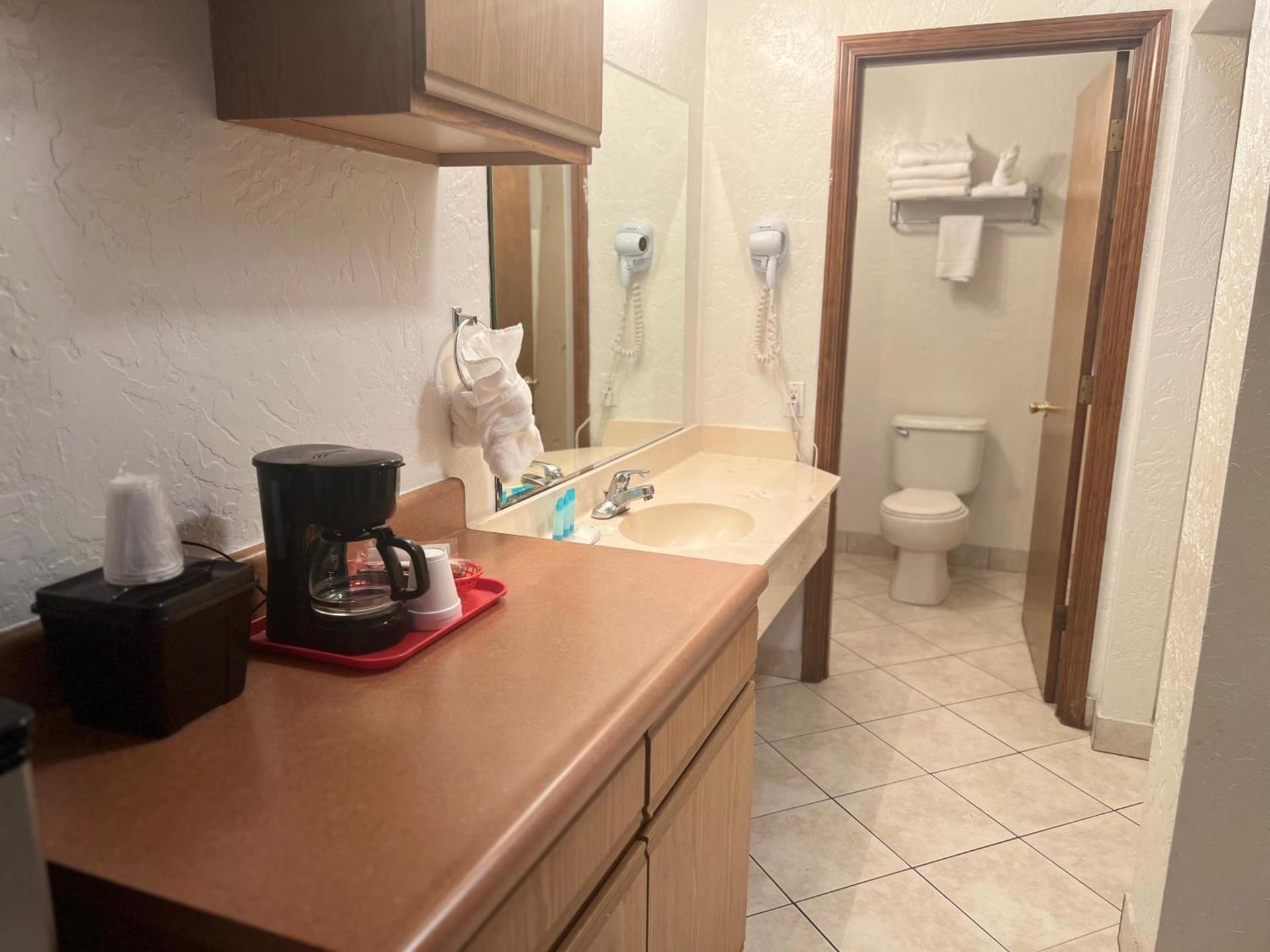 Red Carpet Inn Medford photo 25