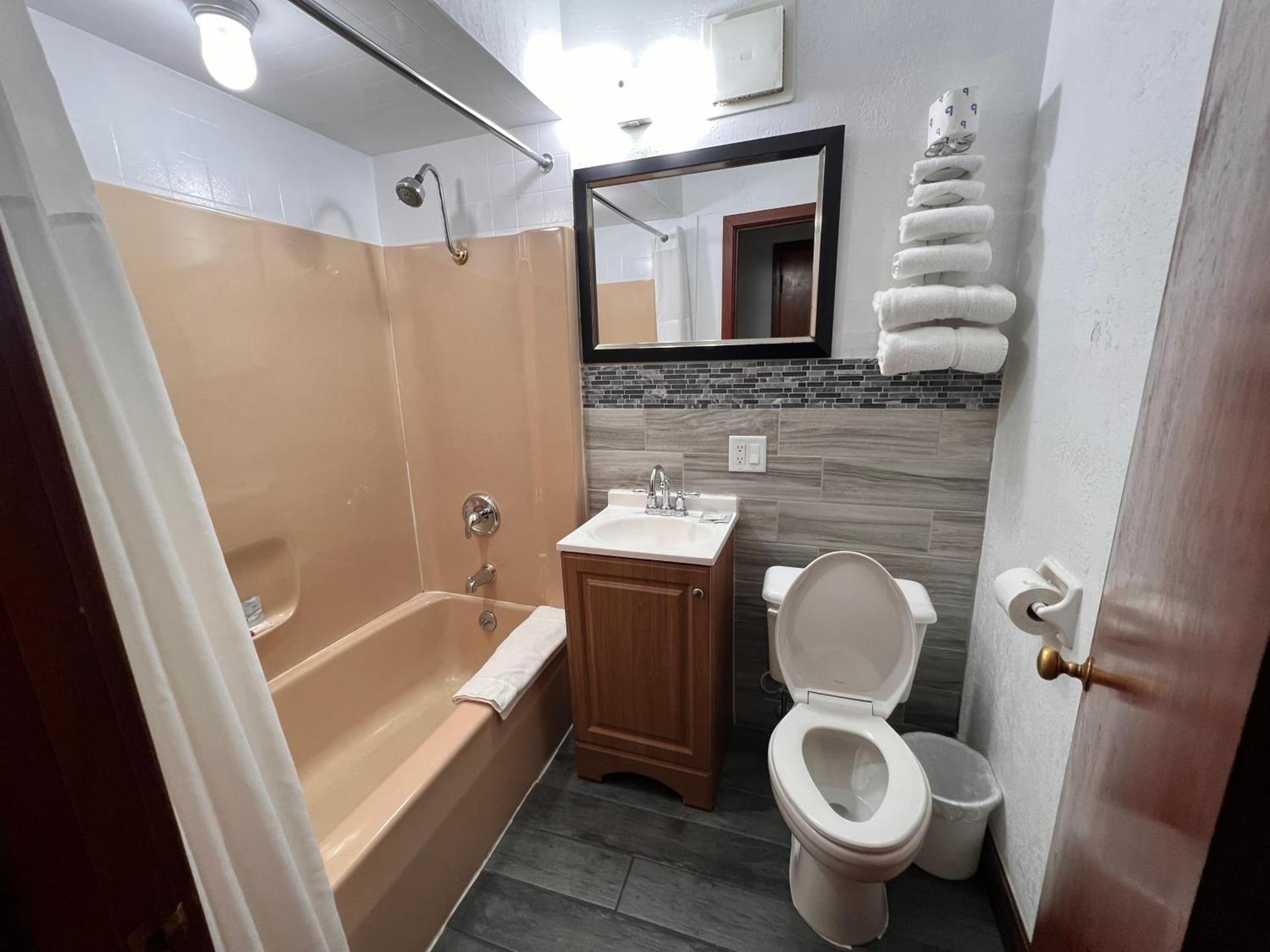 Budget Inn Marinette photo 6
