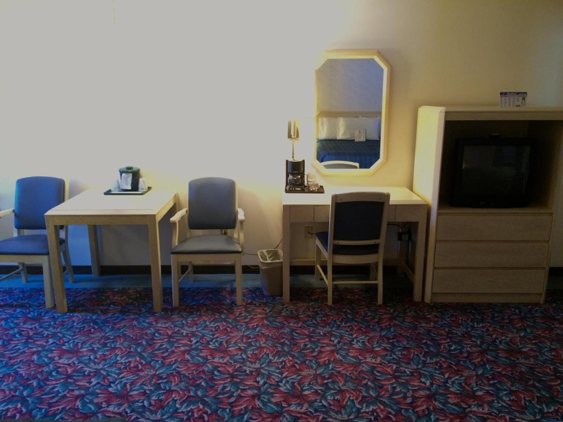 Cedar Motor Inn photo 16