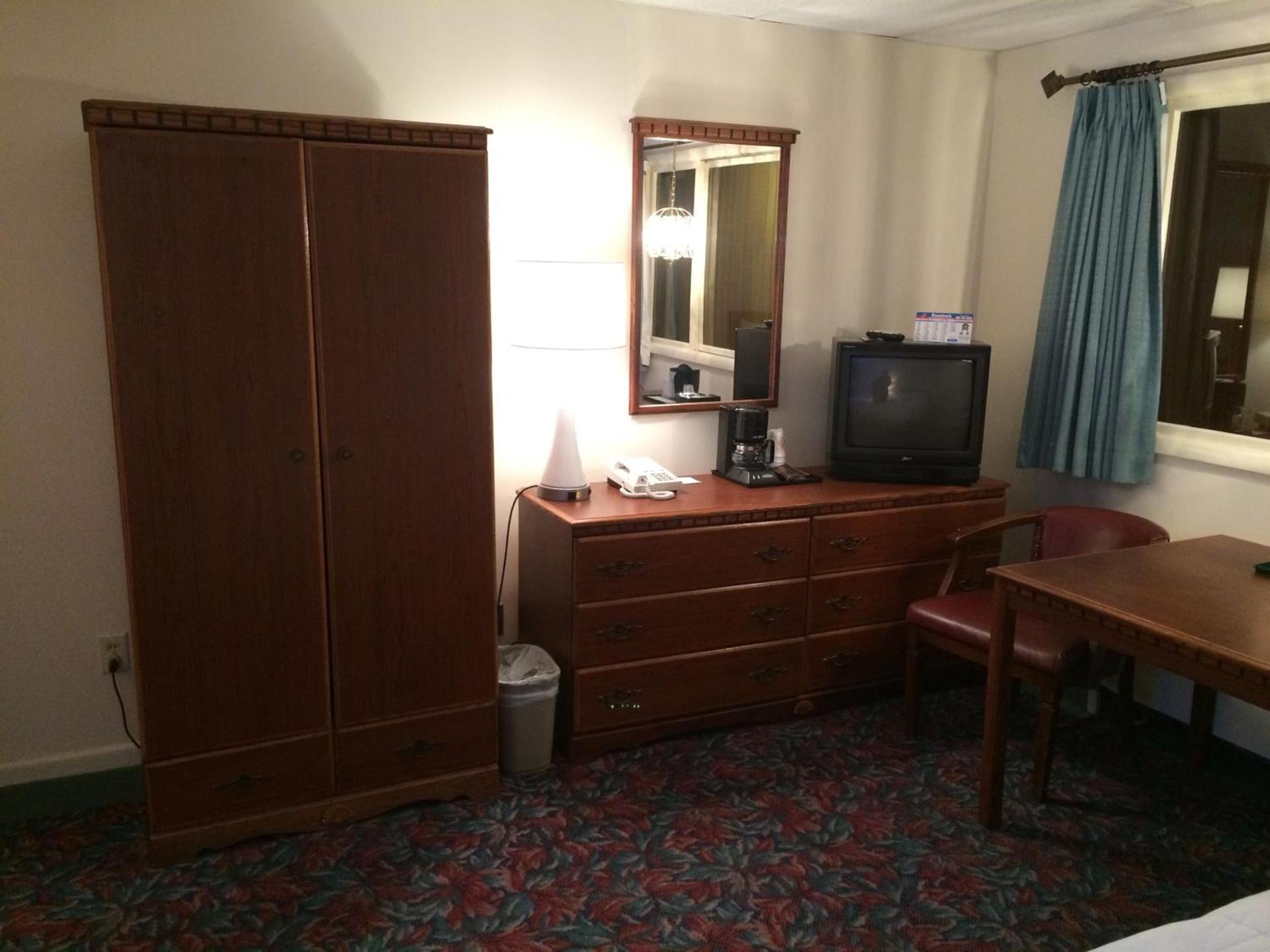 Cedar Motor Inn photo 63