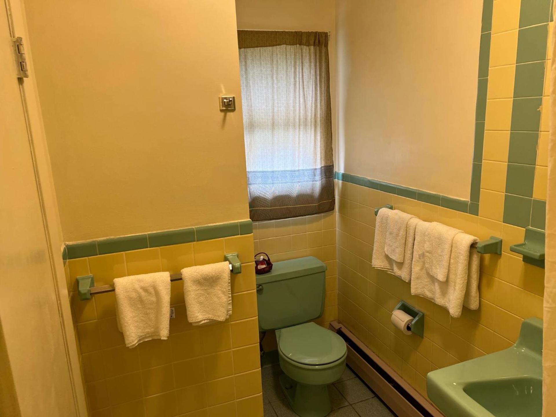 Thruway Holiday Motel photo 18