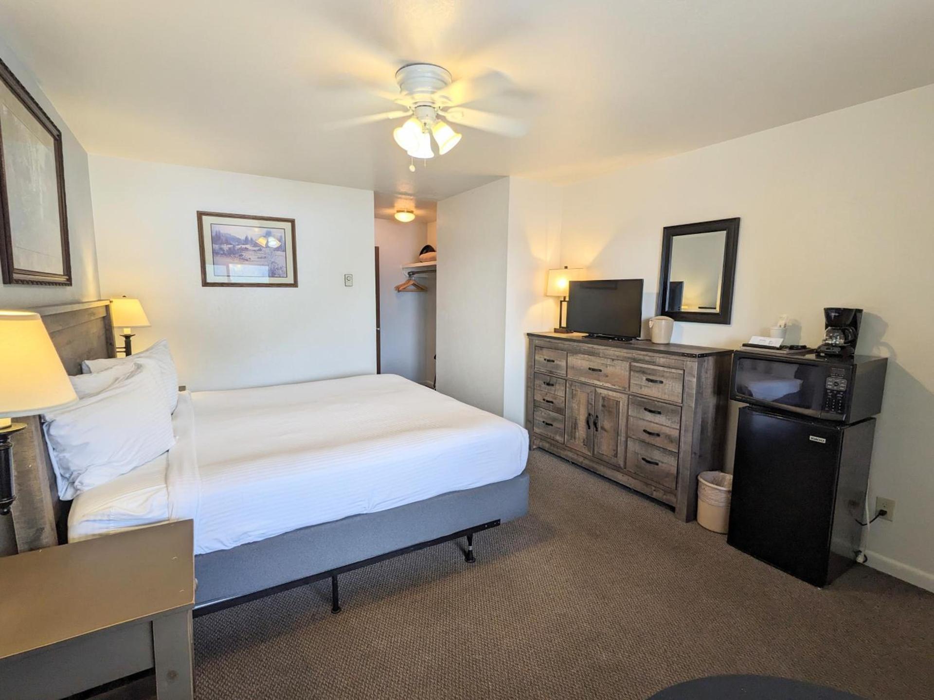 Western Riviera Lakeside Lodging photo 27
