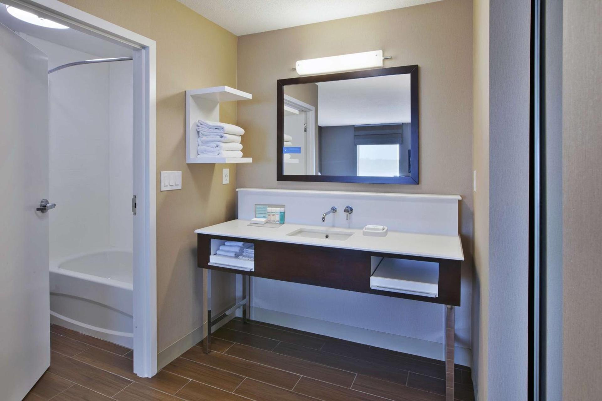 Hampton Inn Commerce/Novi photo 26