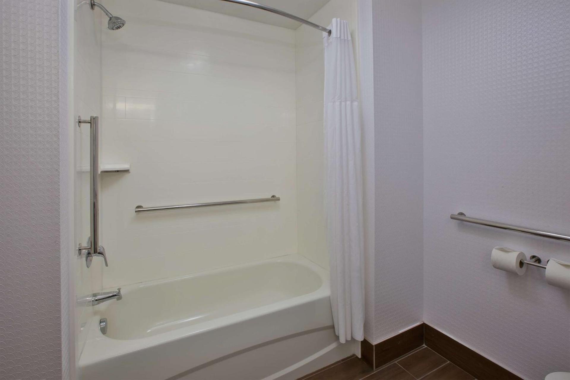 Hampton Inn Commerce/Novi photo 31