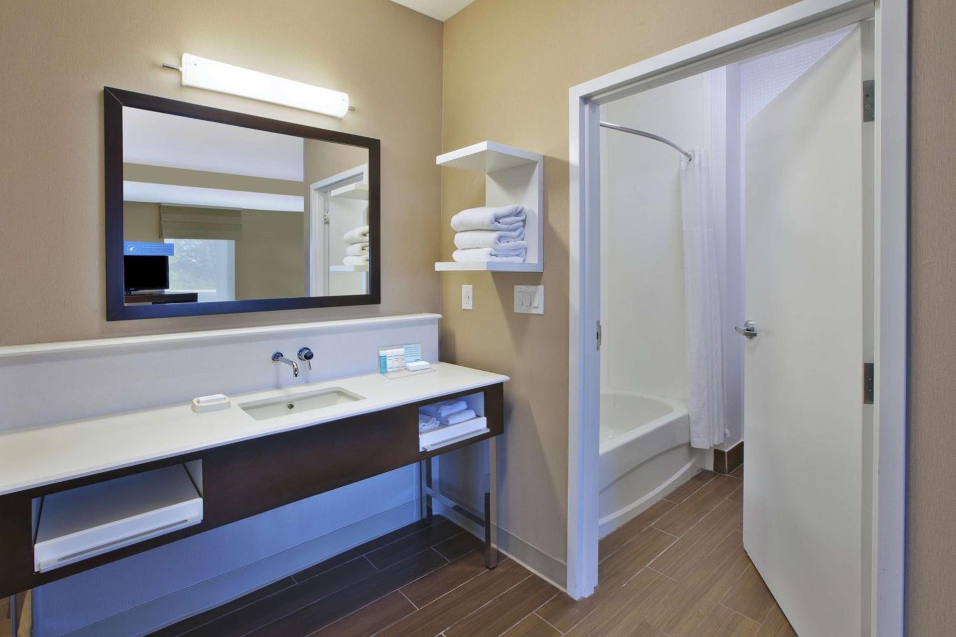 Hampton Inn Commerce/Novi photo 35