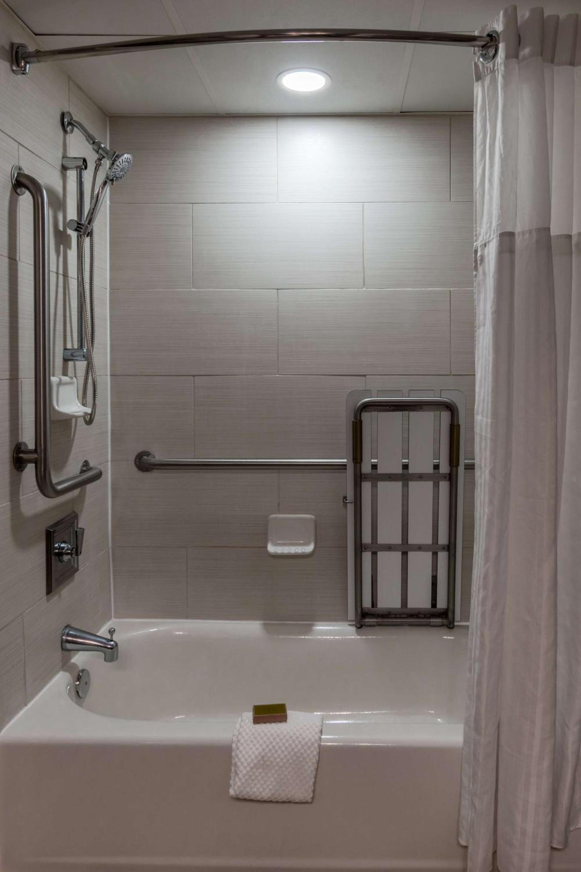 DoubleTree by Hilton New Bern - Riverfront photo 15