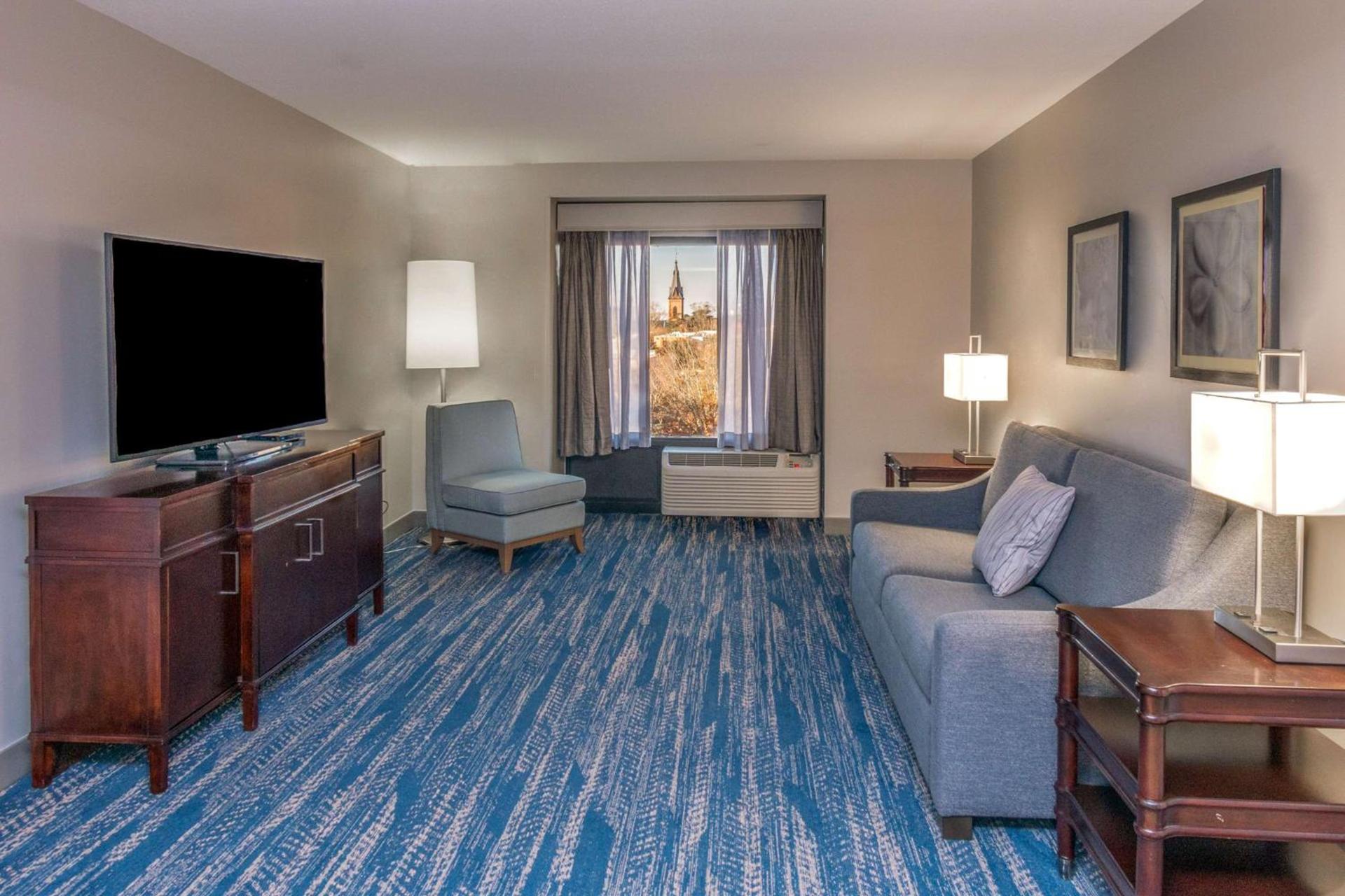DoubleTree by Hilton New Bern - Riverfront photo 32