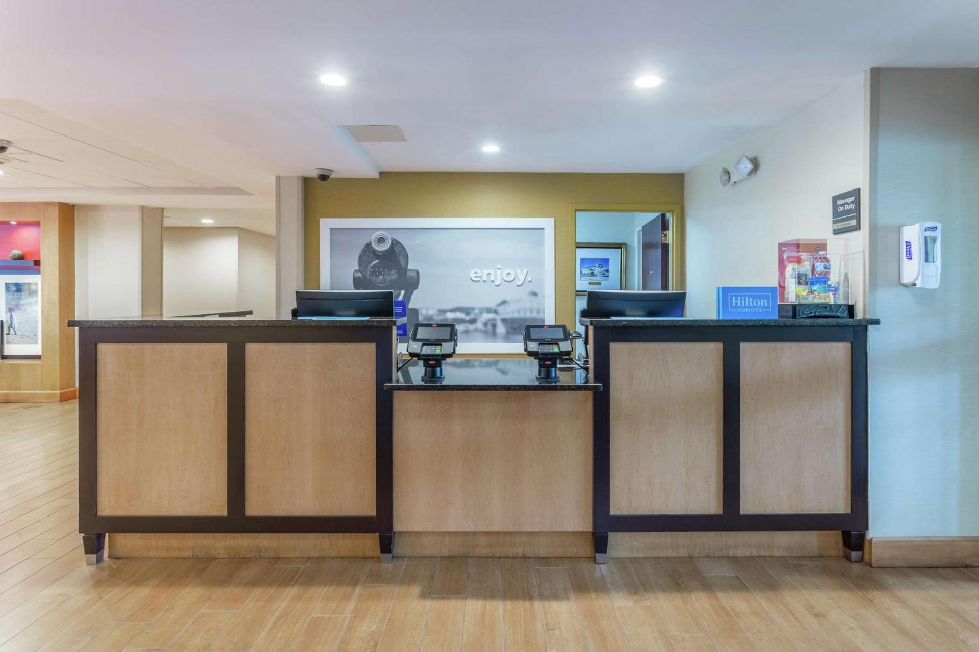 Hampton Inn Groton/Mystic photo 2