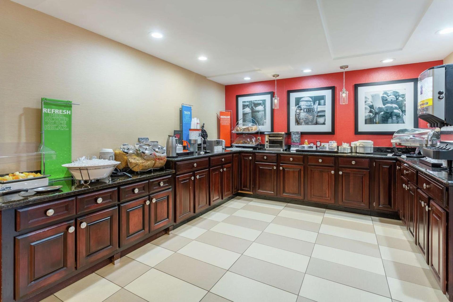 Hampton Inn Groton/Mystic photo 9