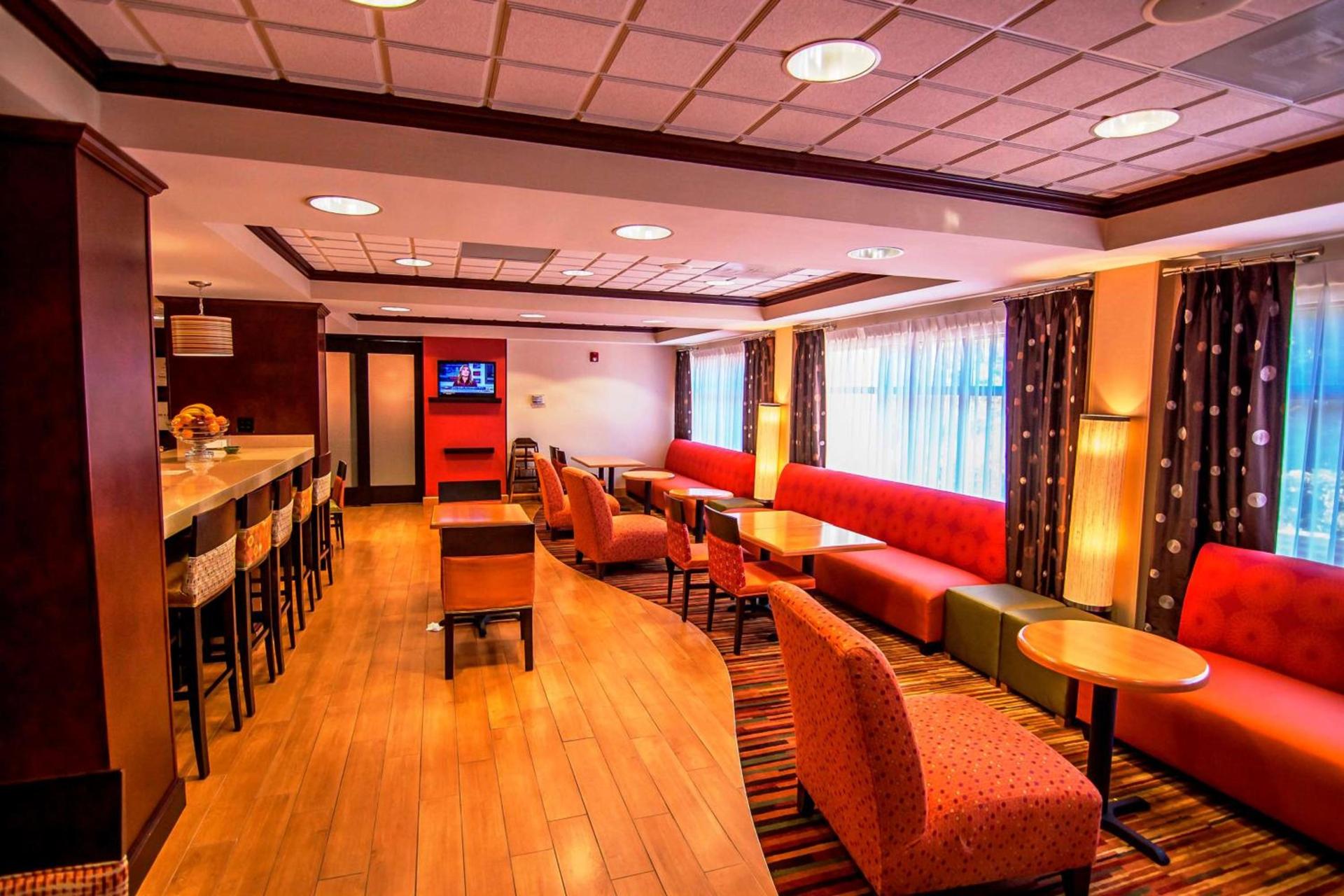 Hampton Inn Groton/Mystic photo 13