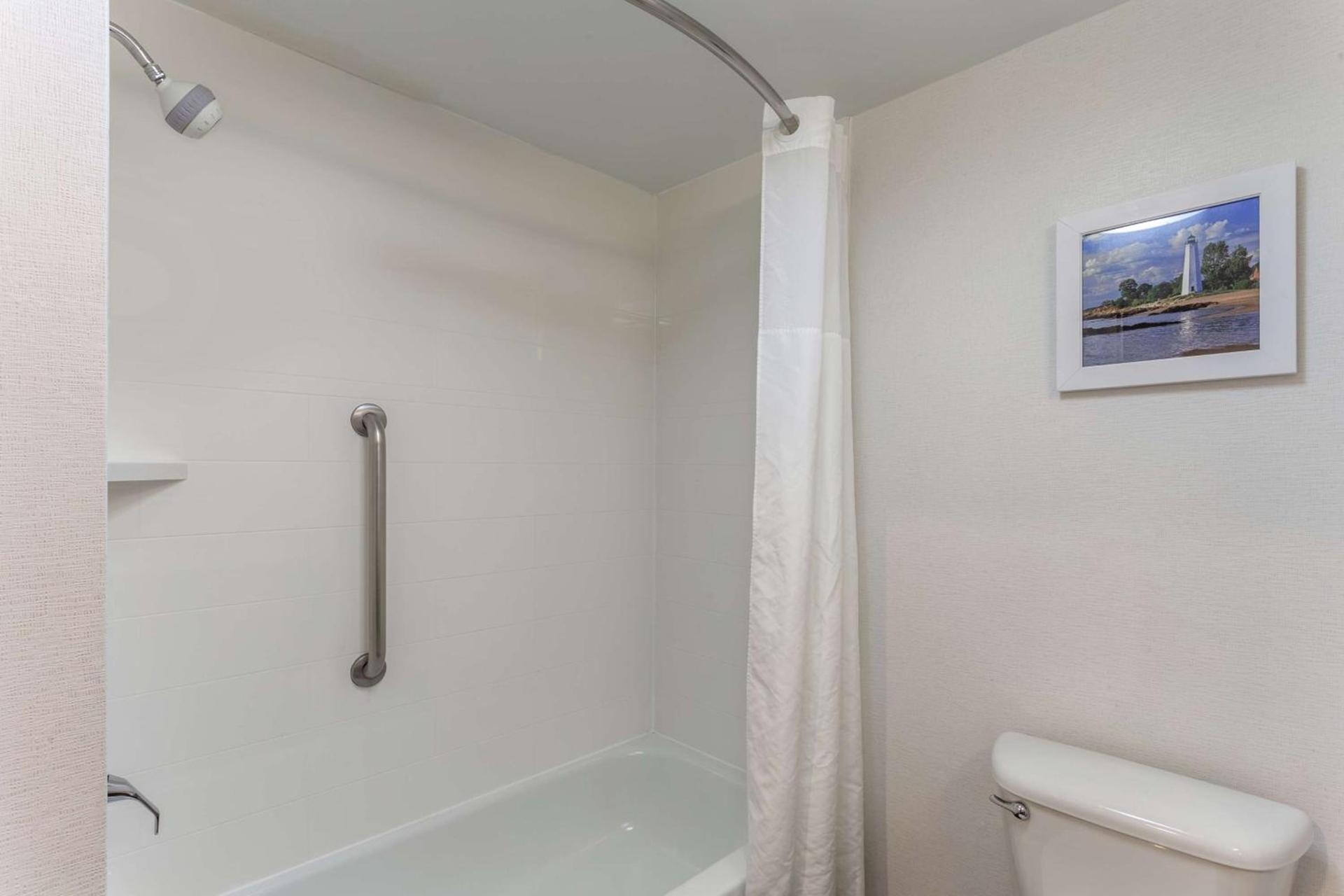 Hampton Inn Groton/Mystic photo 17