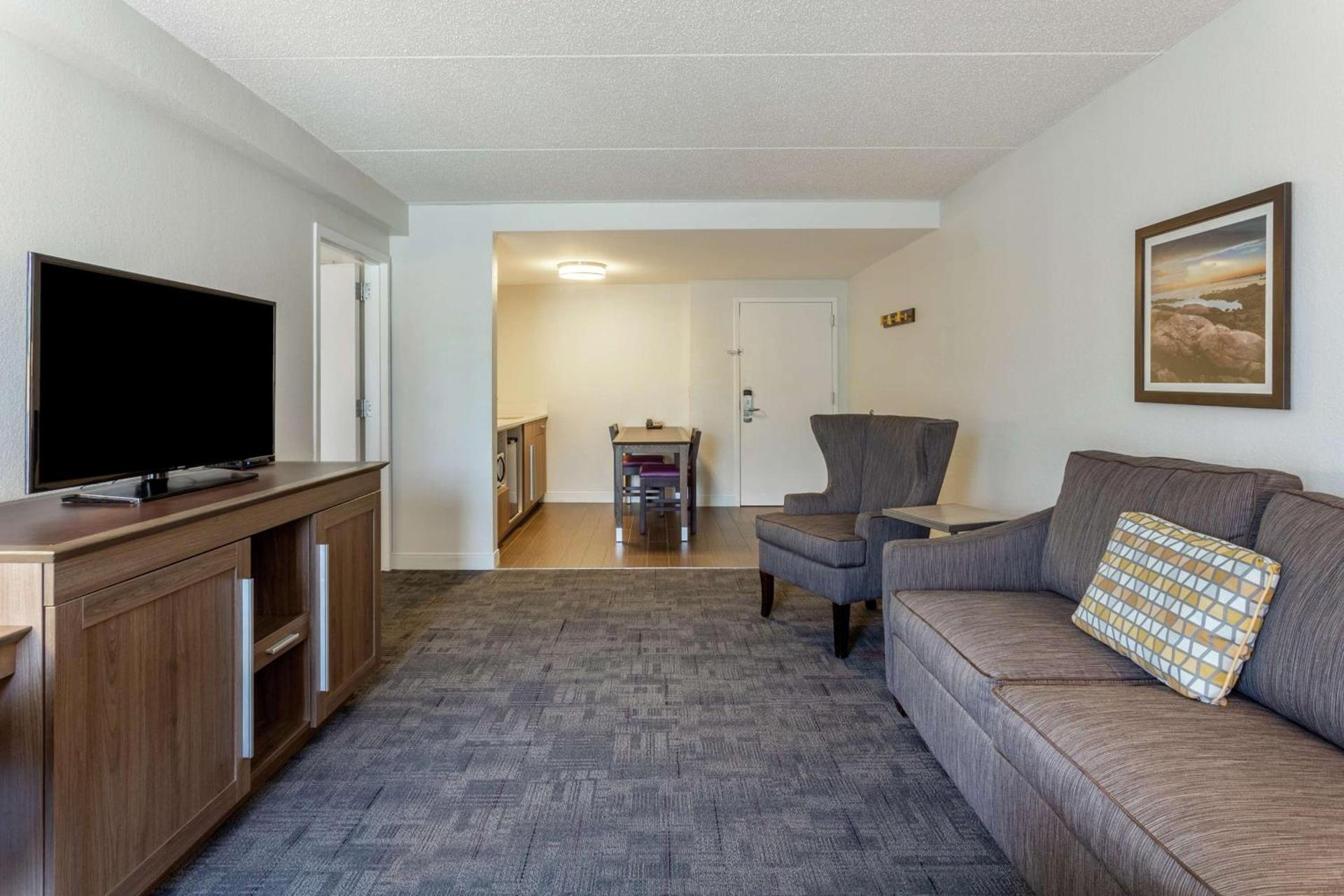Hampton Inn Groton/Mystic photo 41