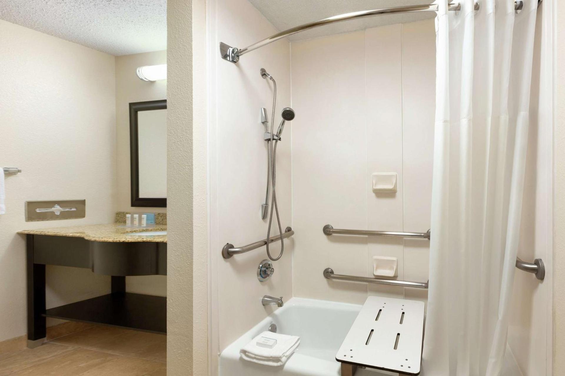 Hampton Inn and Suites Houston Clear Lake NASA photo 11