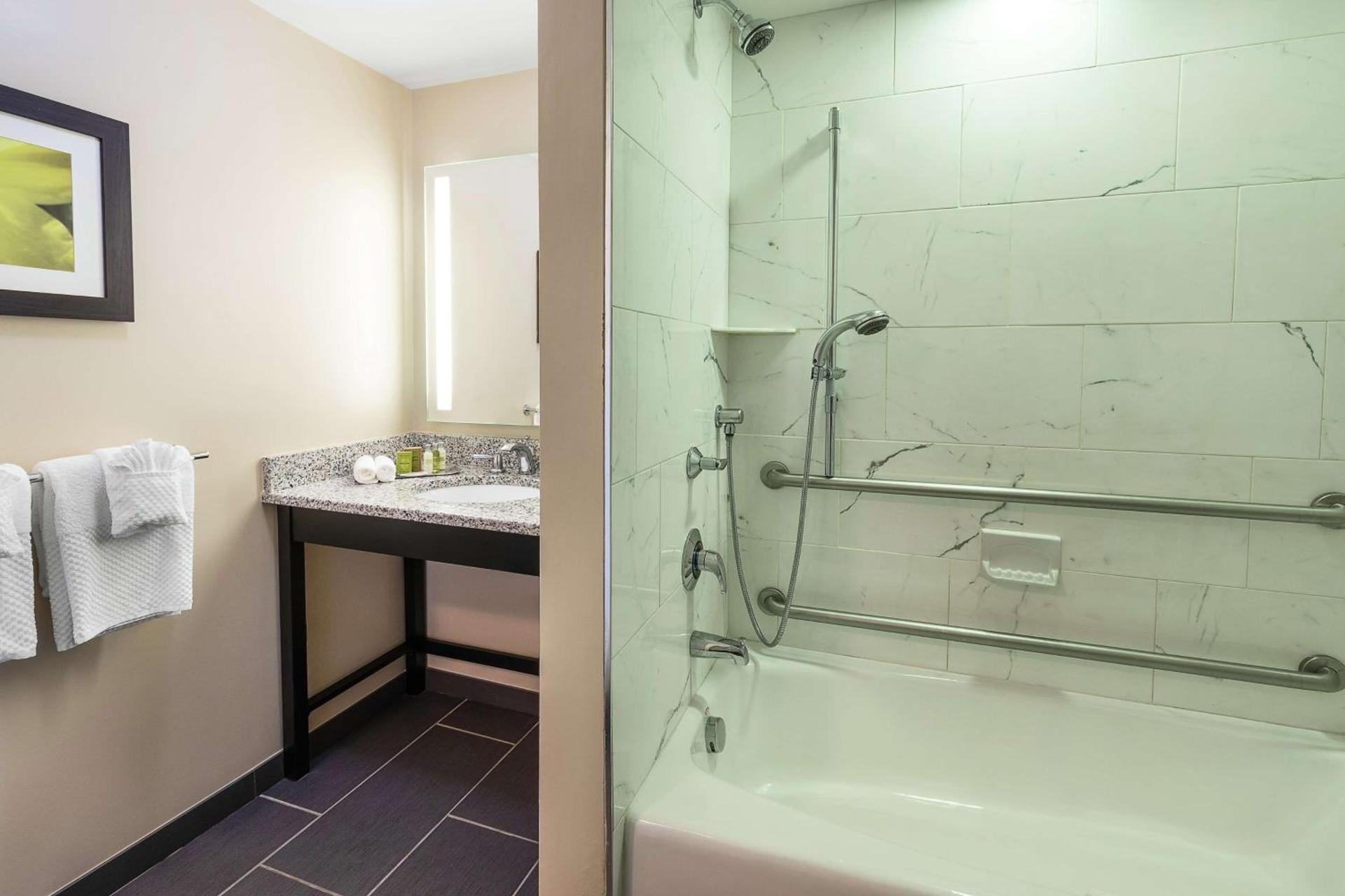DoubleTree by Hilton Cape Cod - Hyannis photo 42