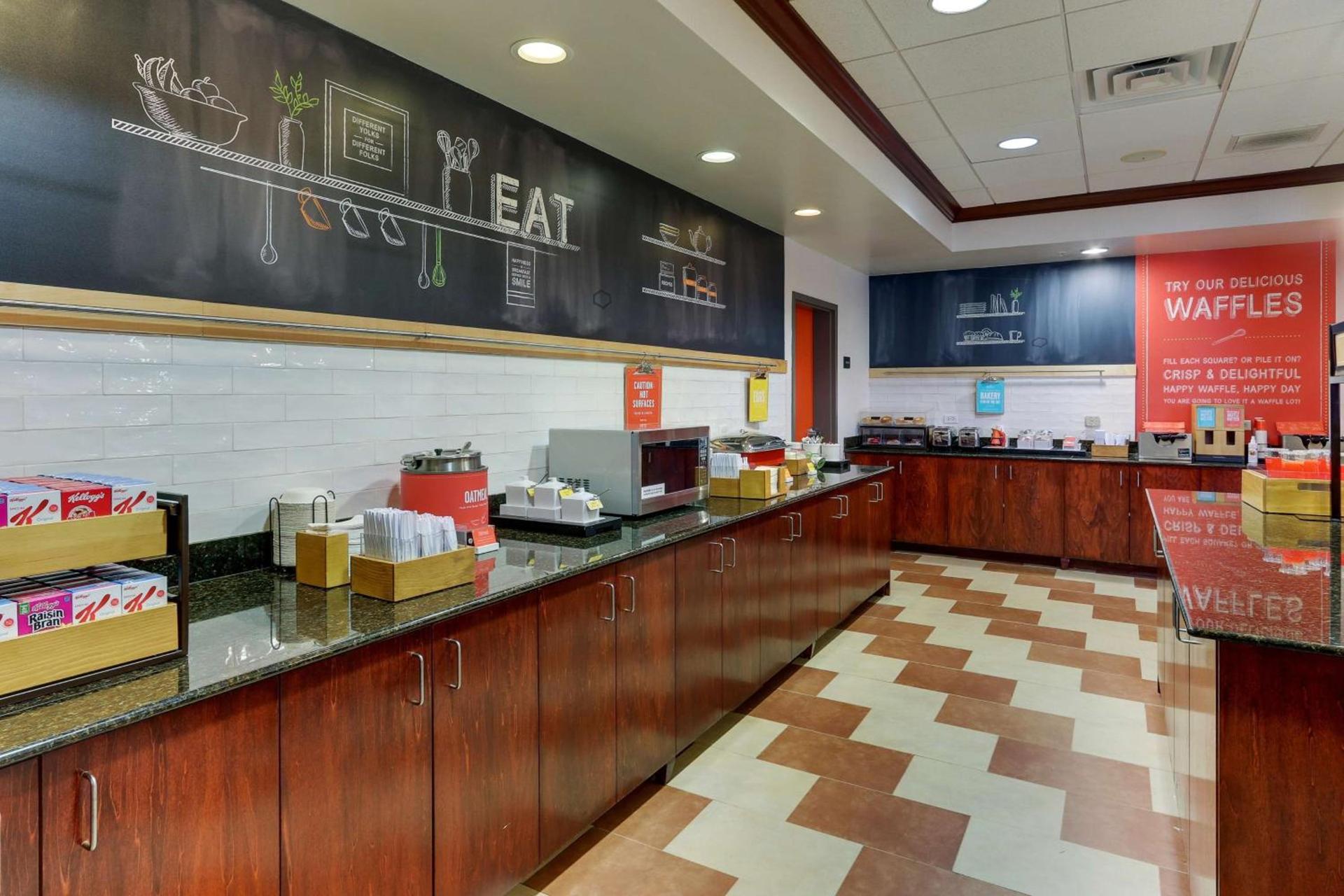 Hampton Inn & Suites Indianapolis-Airport photo 12