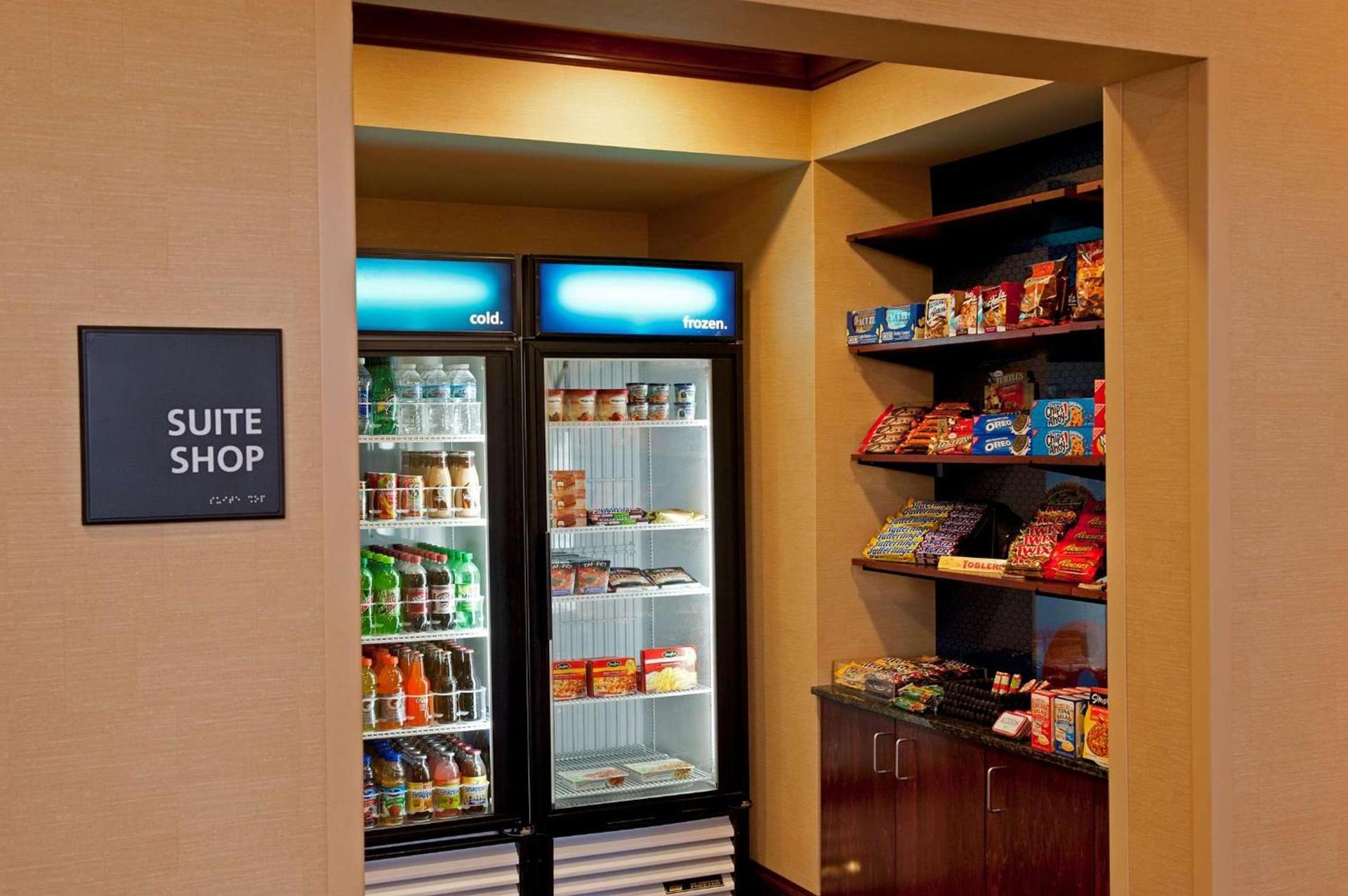 Hampton Inn & Suites Indianapolis-Airport photo 14