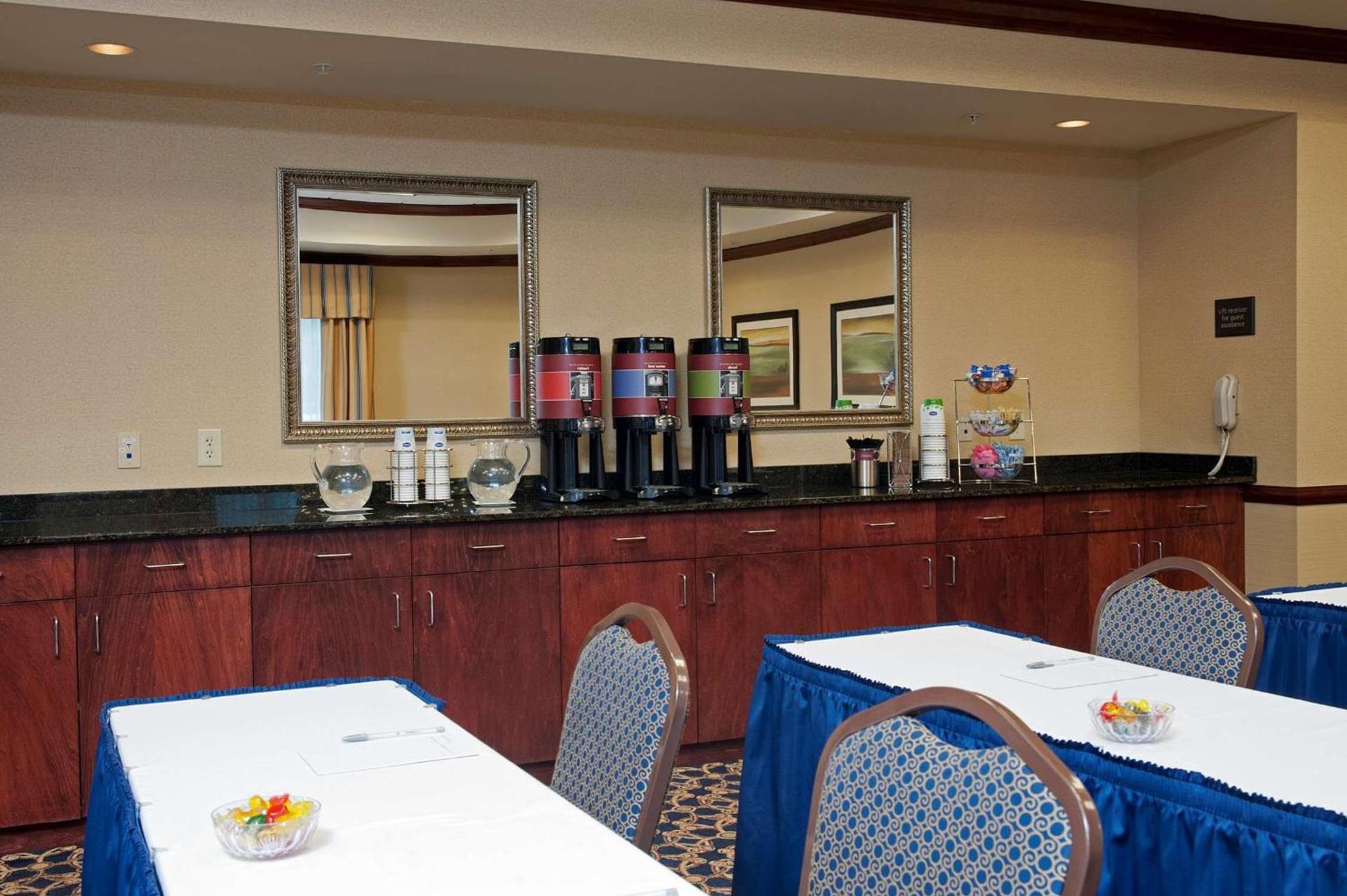 Hampton Inn & Suites Indianapolis-Airport photo 43