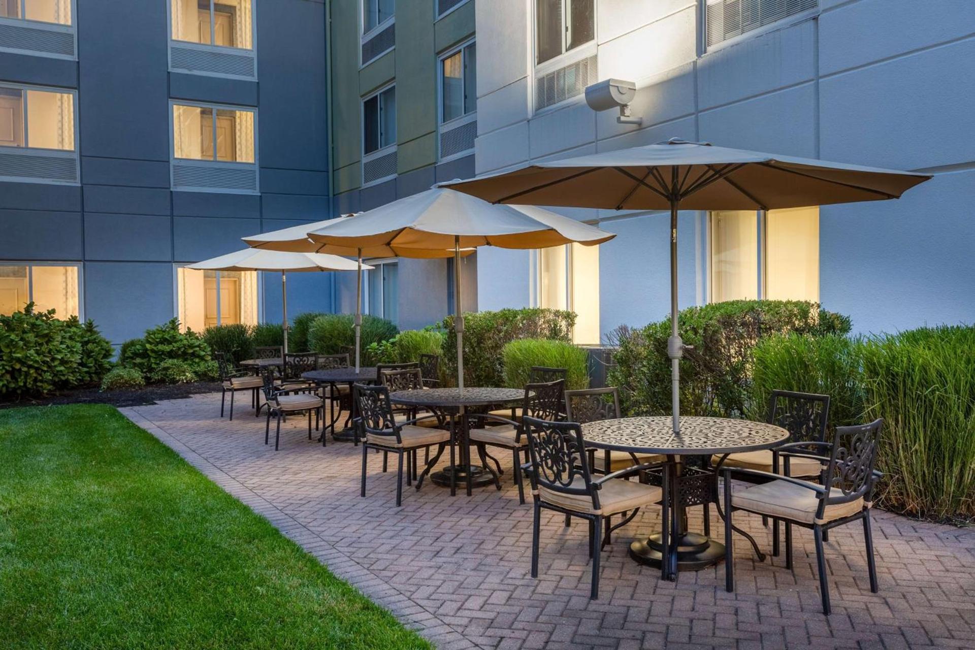 Hilton Garden Inn Islip/MacArthur Airport photo 2