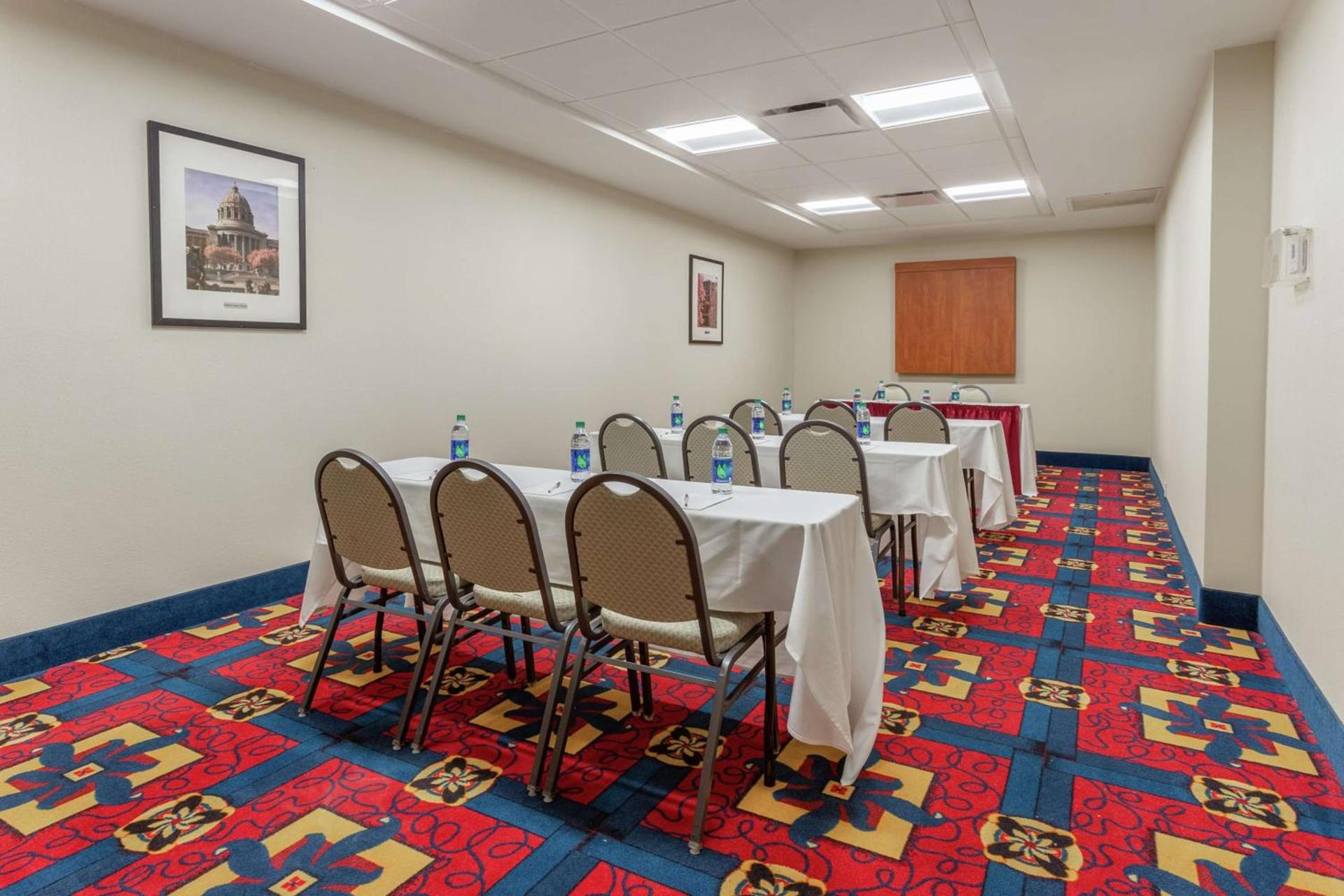Hampton Inn Jefferson City at Capital Mall photo 24
