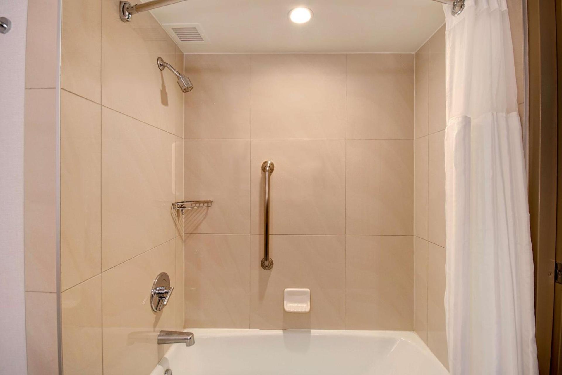 DoubleTree by Hilton LAX - El Segundo photo 24