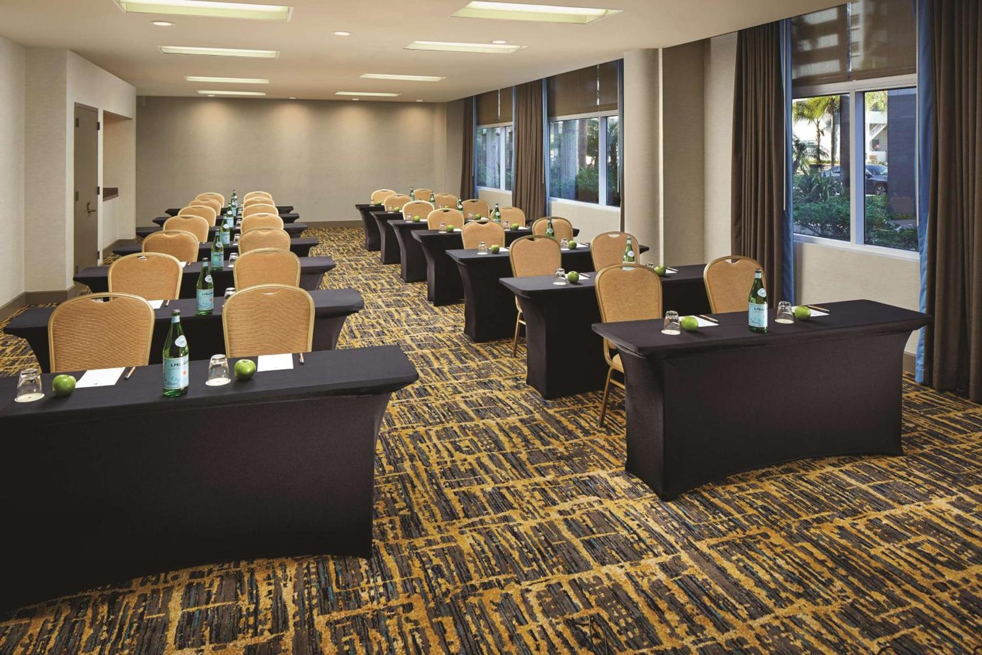 DoubleTree by Hilton LAX - El Segundo photo 2
