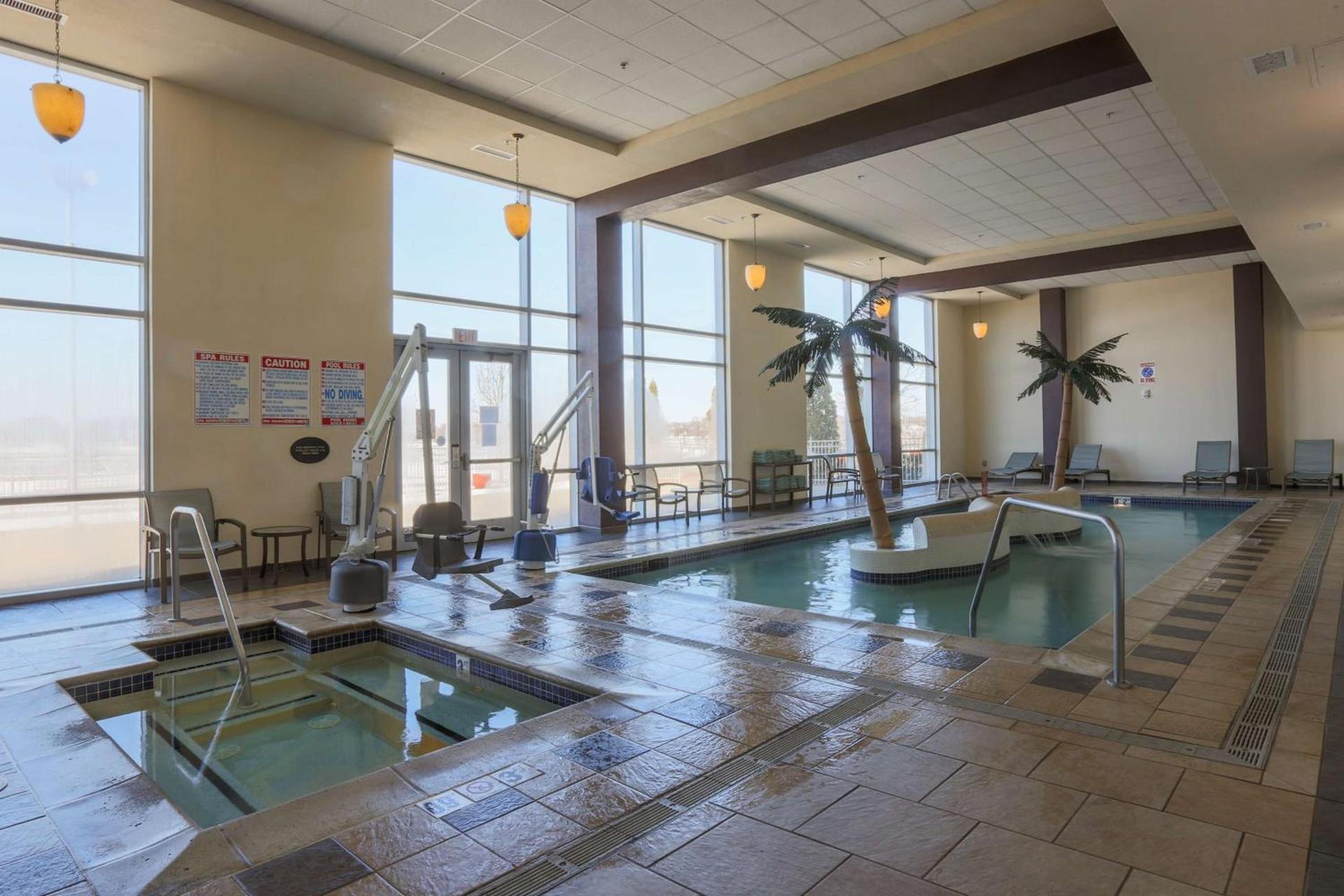 DoubleTree by Hilton Bay City - Riverfront photo 9