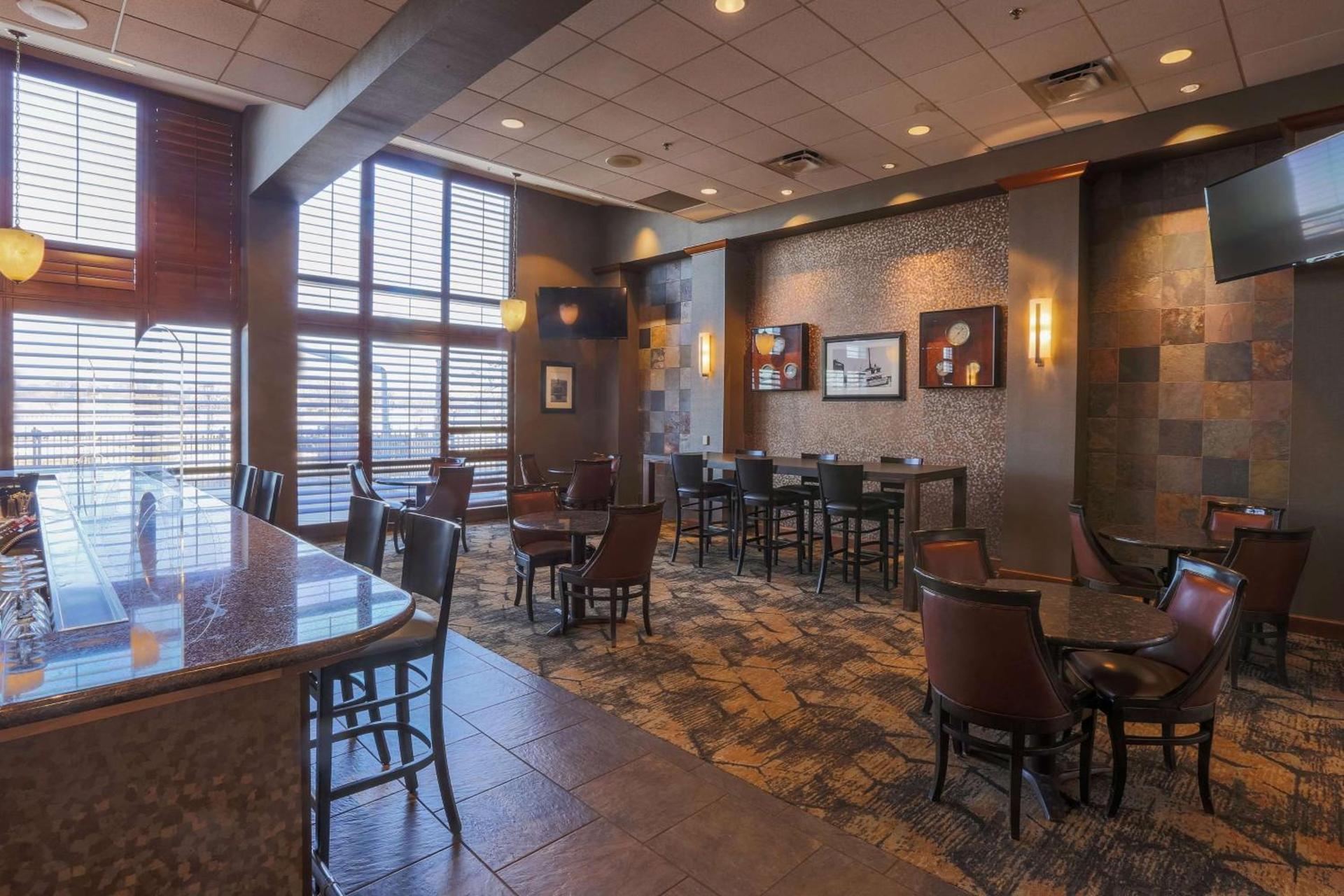 DoubleTree by Hilton Bay City - Riverfront photo 12