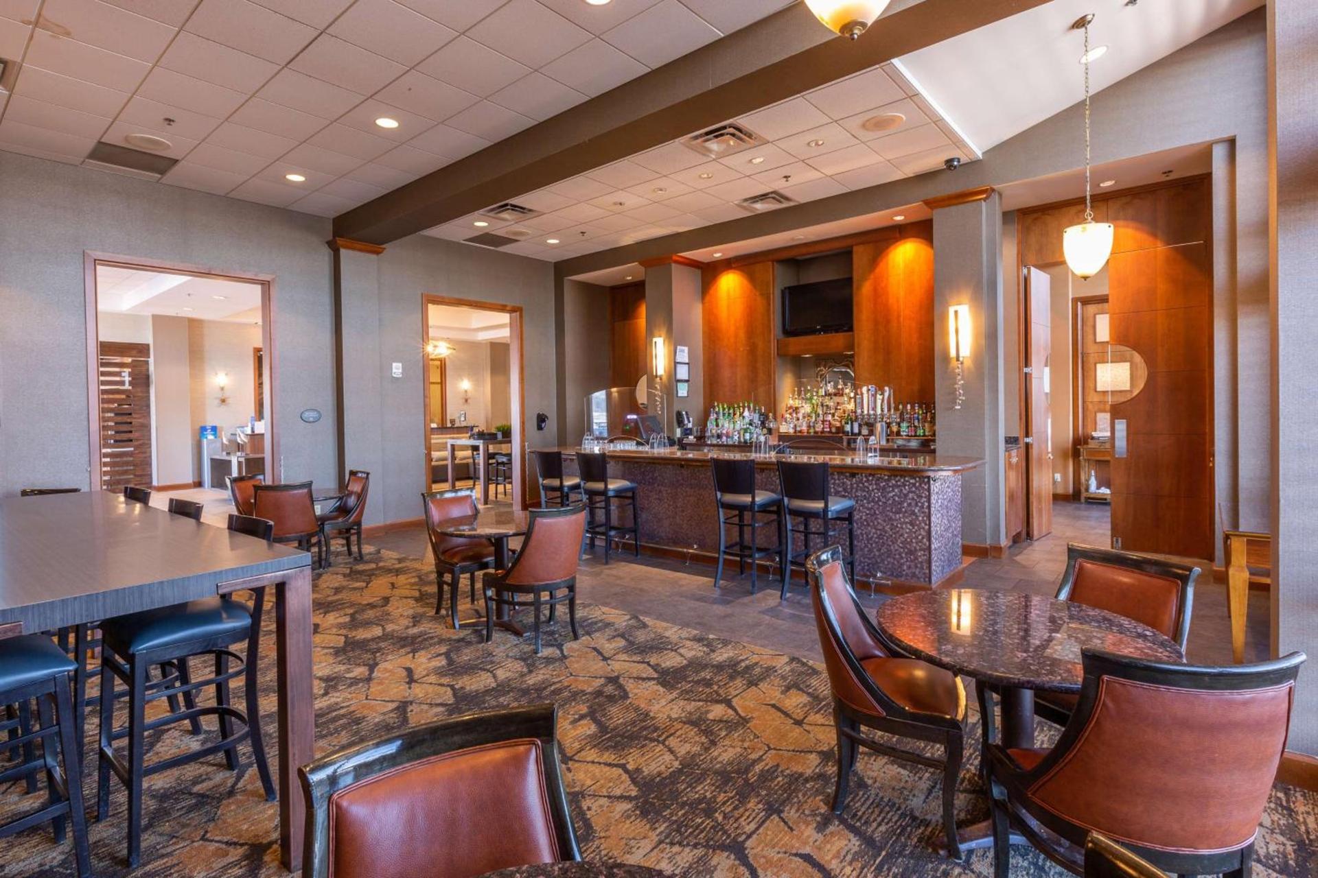 DoubleTree by Hilton Bay City - Riverfront photo 13