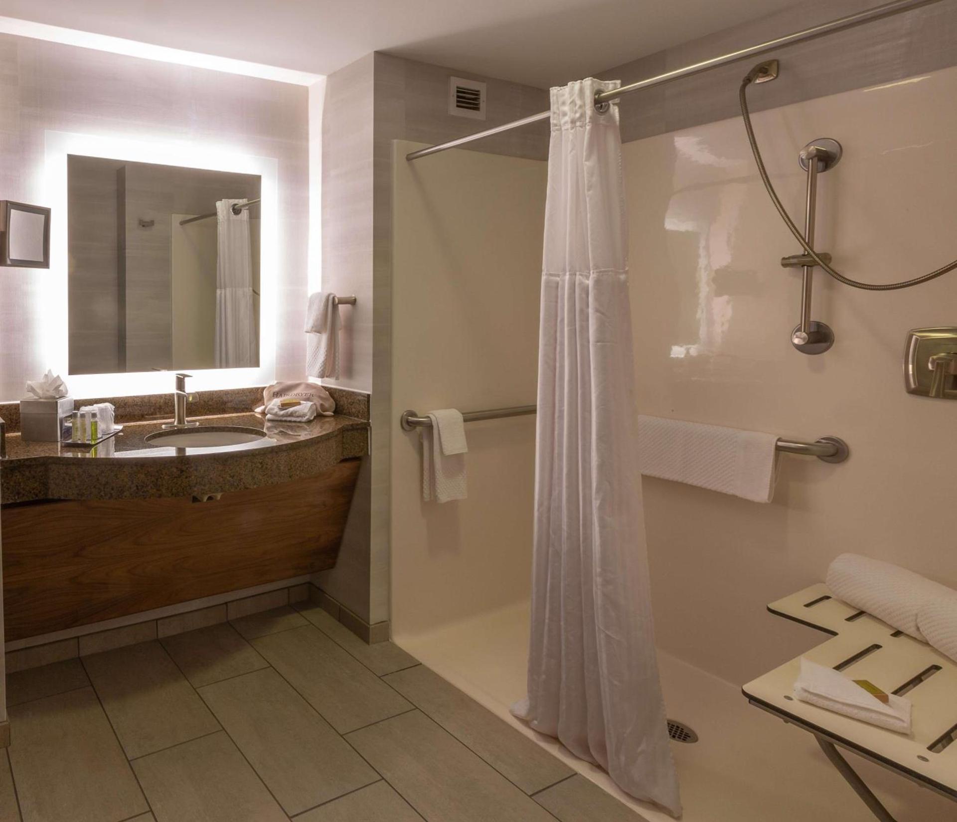 DoubleTree by Hilton Bay City - Riverfront photo 24