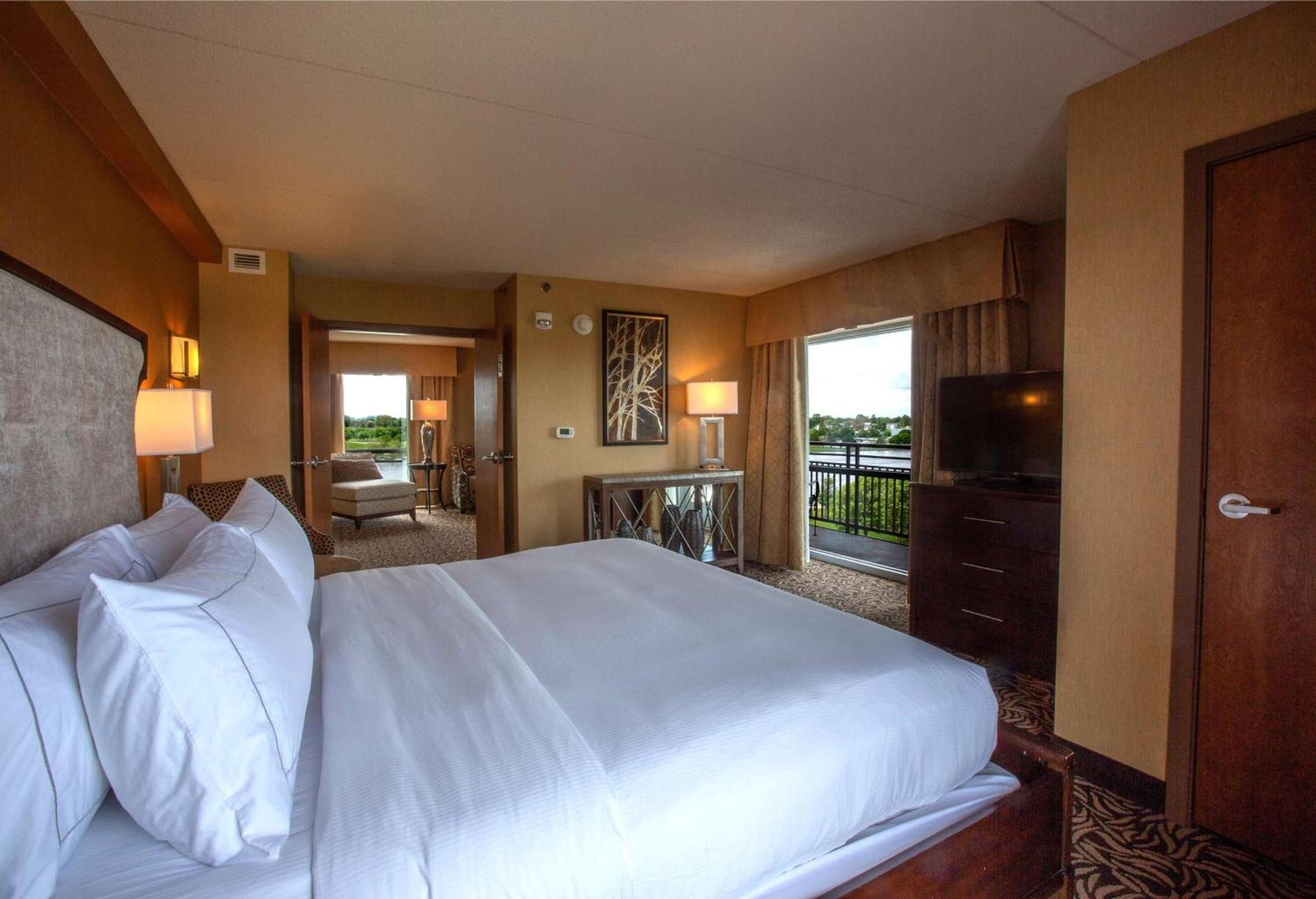 DoubleTree by Hilton Bay City - Riverfront photo 29