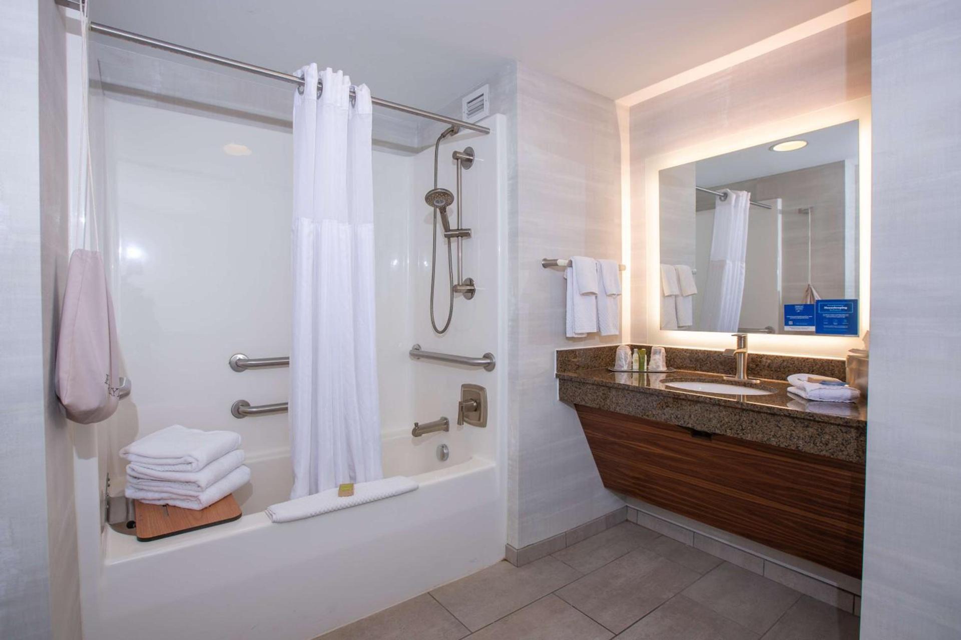 DoubleTree by Hilton Bay City - Riverfront photo 31