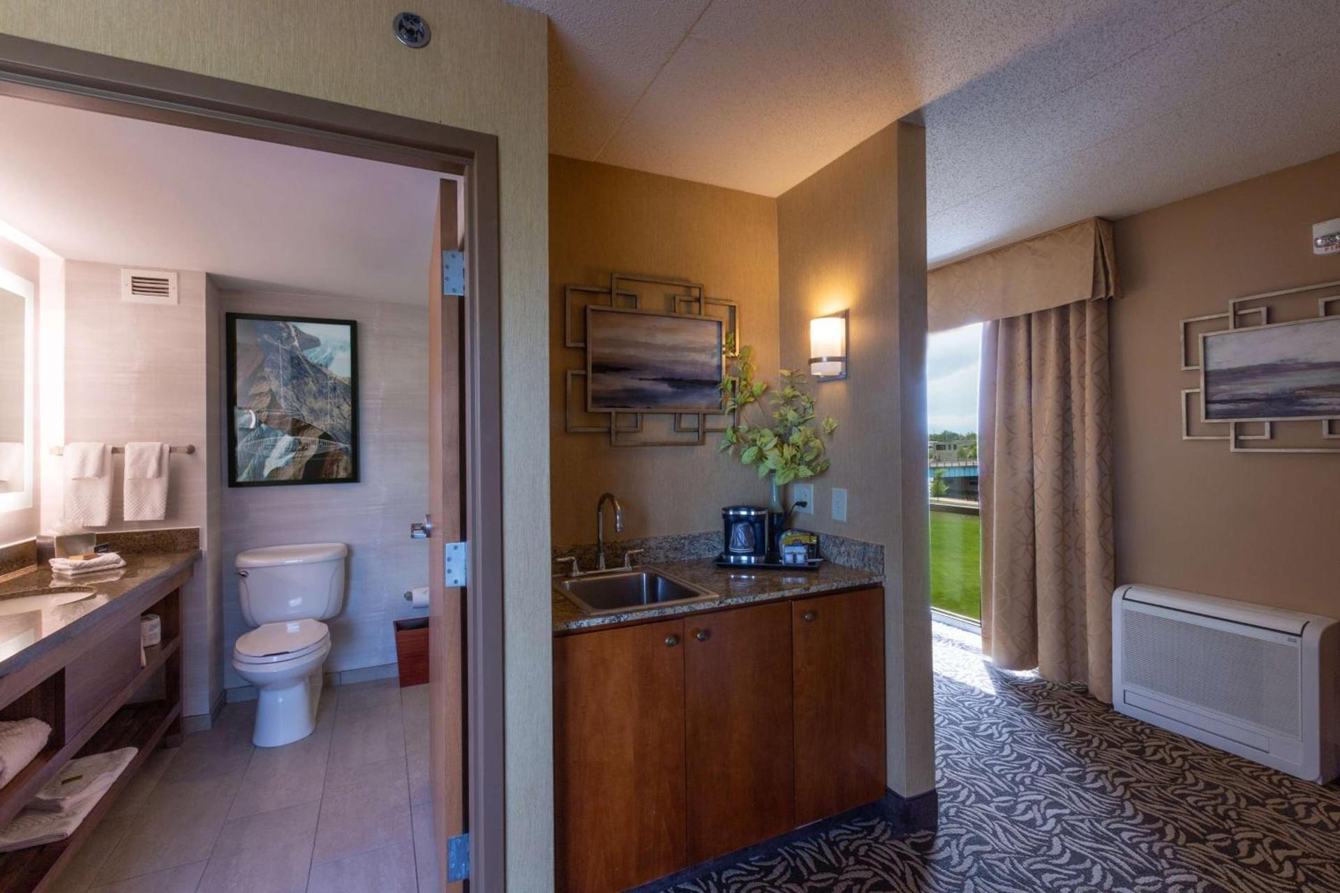 DoubleTree by Hilton Bay City - Riverfront photo 32