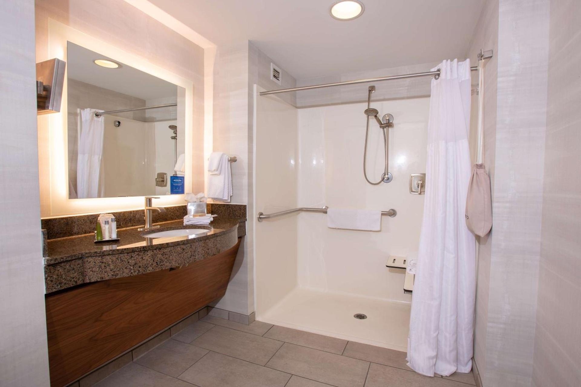 DoubleTree by Hilton Bay City - Riverfront photo 37