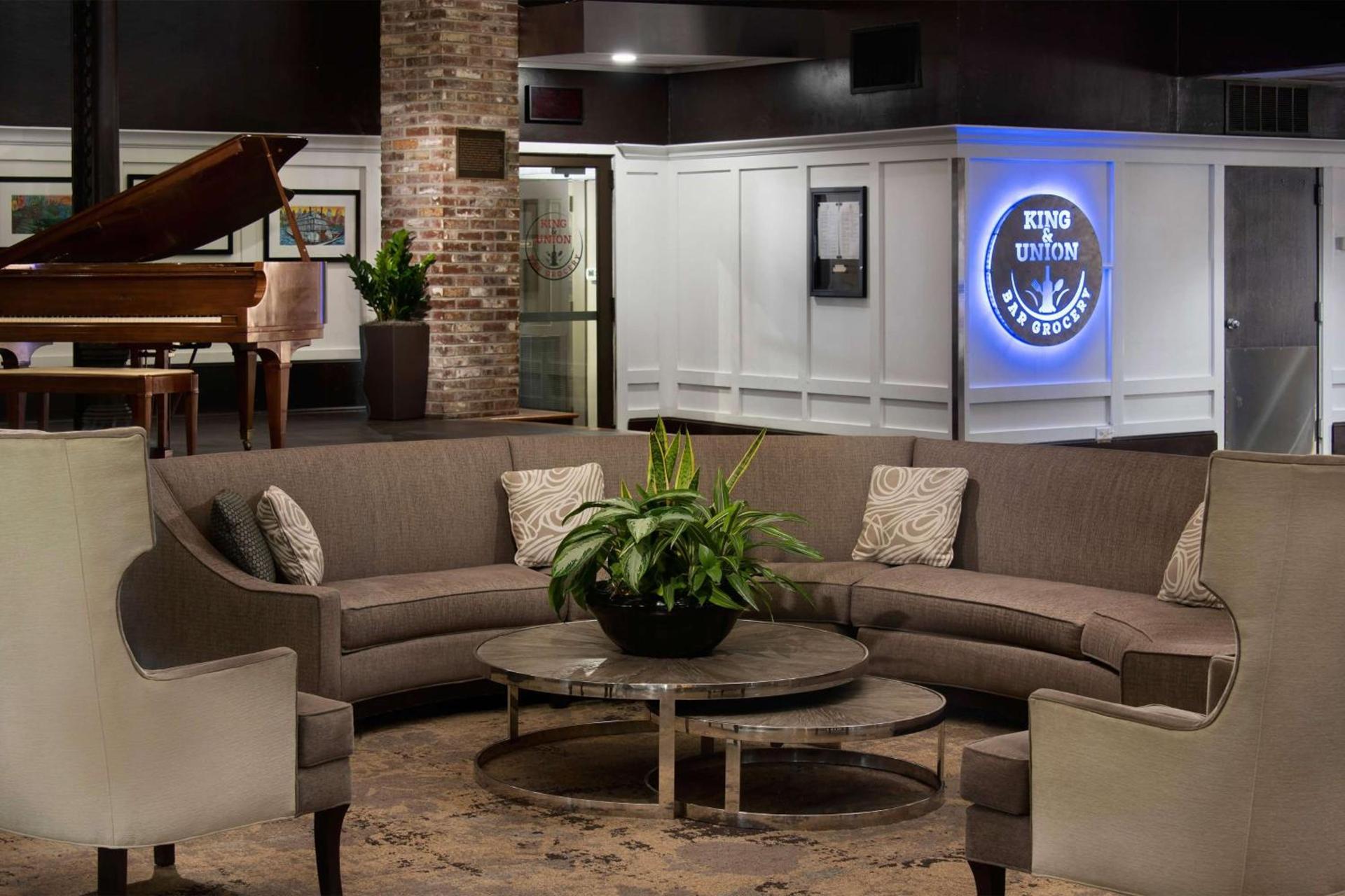 DoubleTree by Hilton Memphis Downtown photo 2