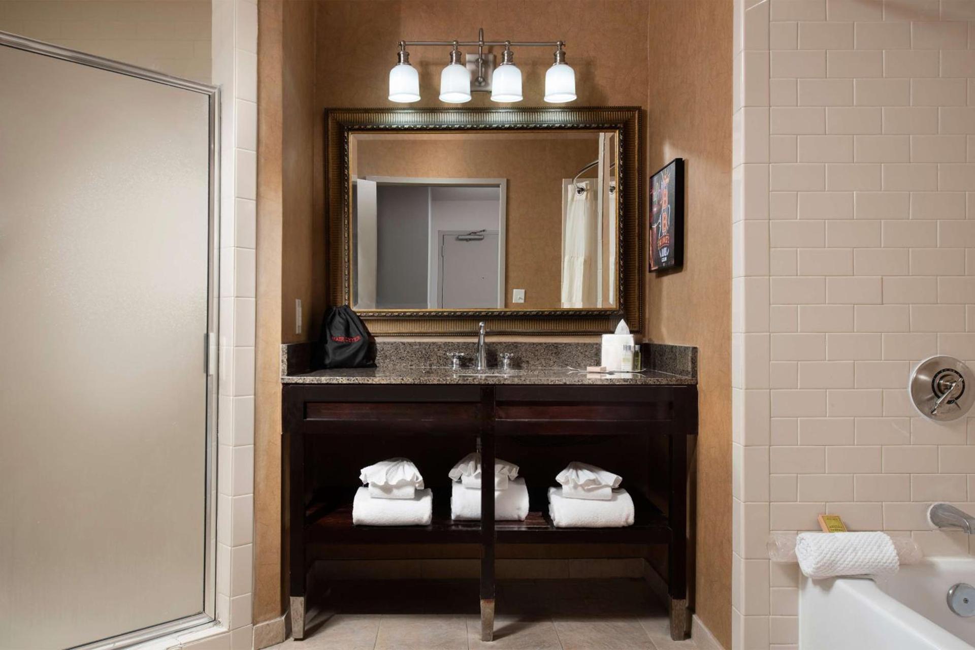 DoubleTree by Hilton Memphis Downtown photo 23
