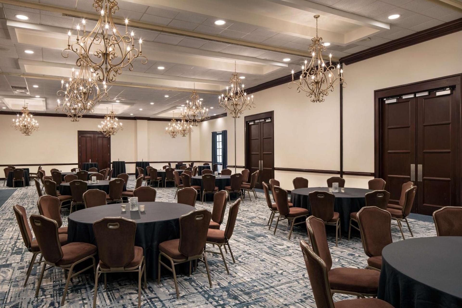 Embassy Suites by Hilton New Orleans Convention Center photo 11