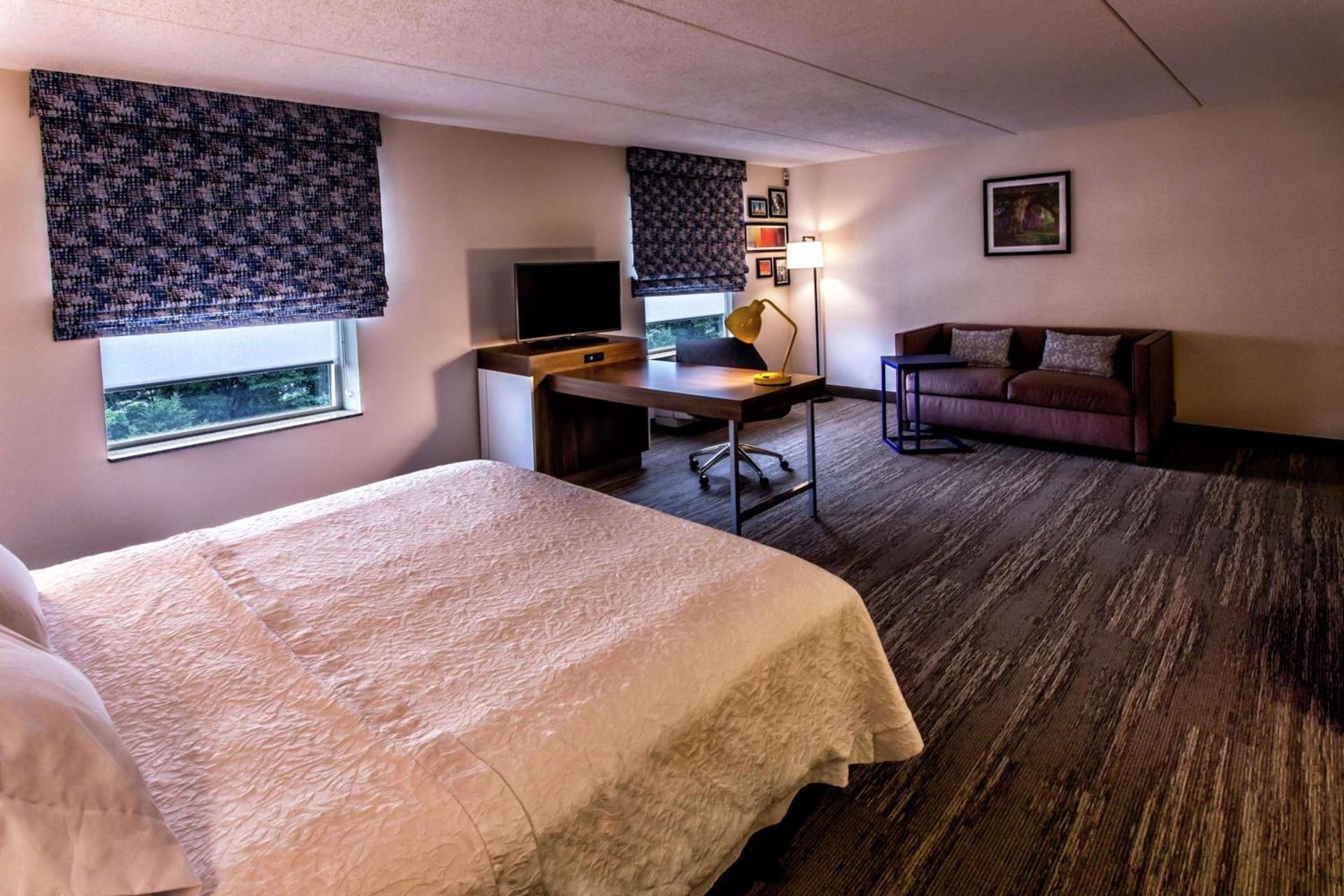 Hampton Inn & Suites Staten Island photo 26