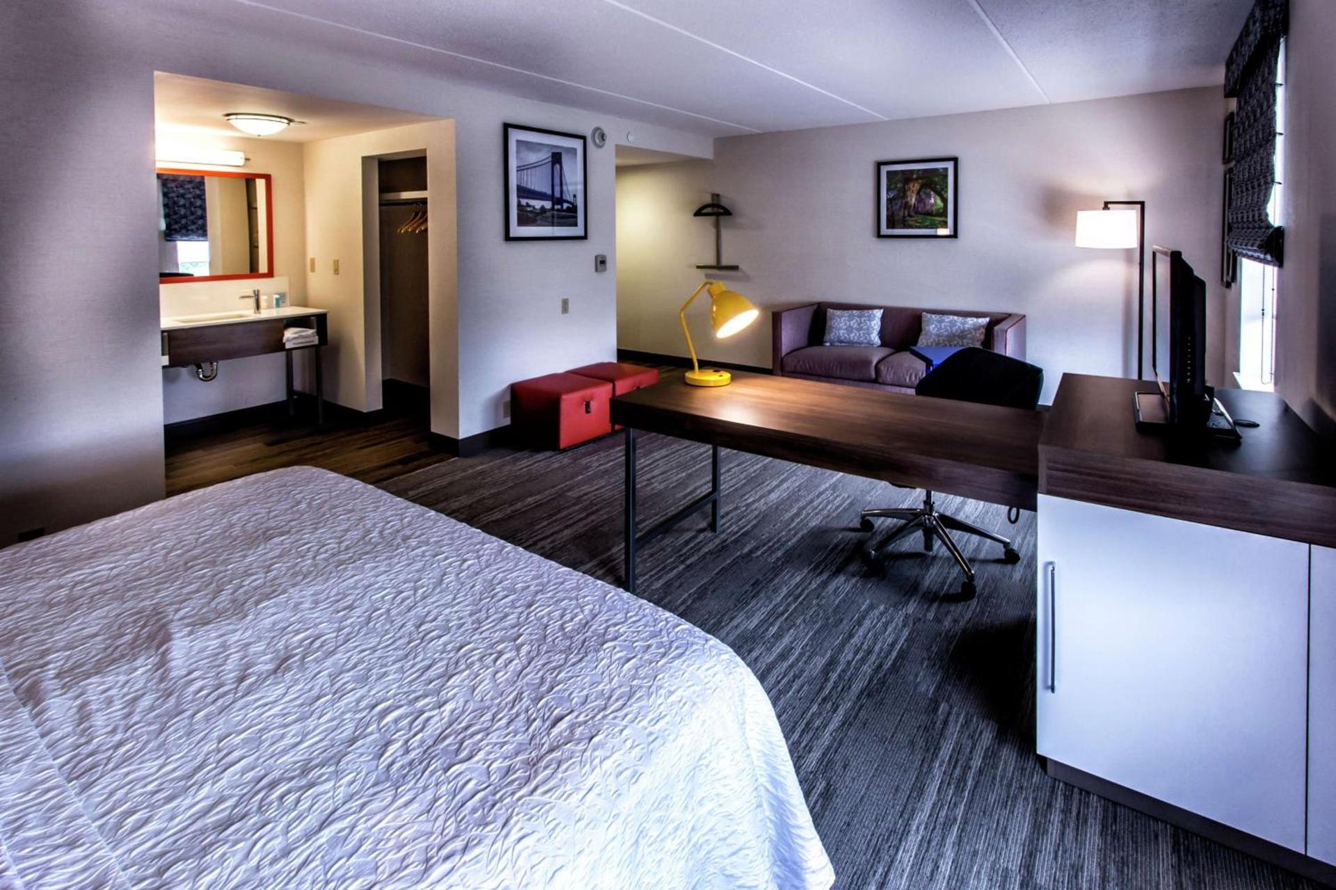 Hampton Inn & Suites Staten Island photo 30