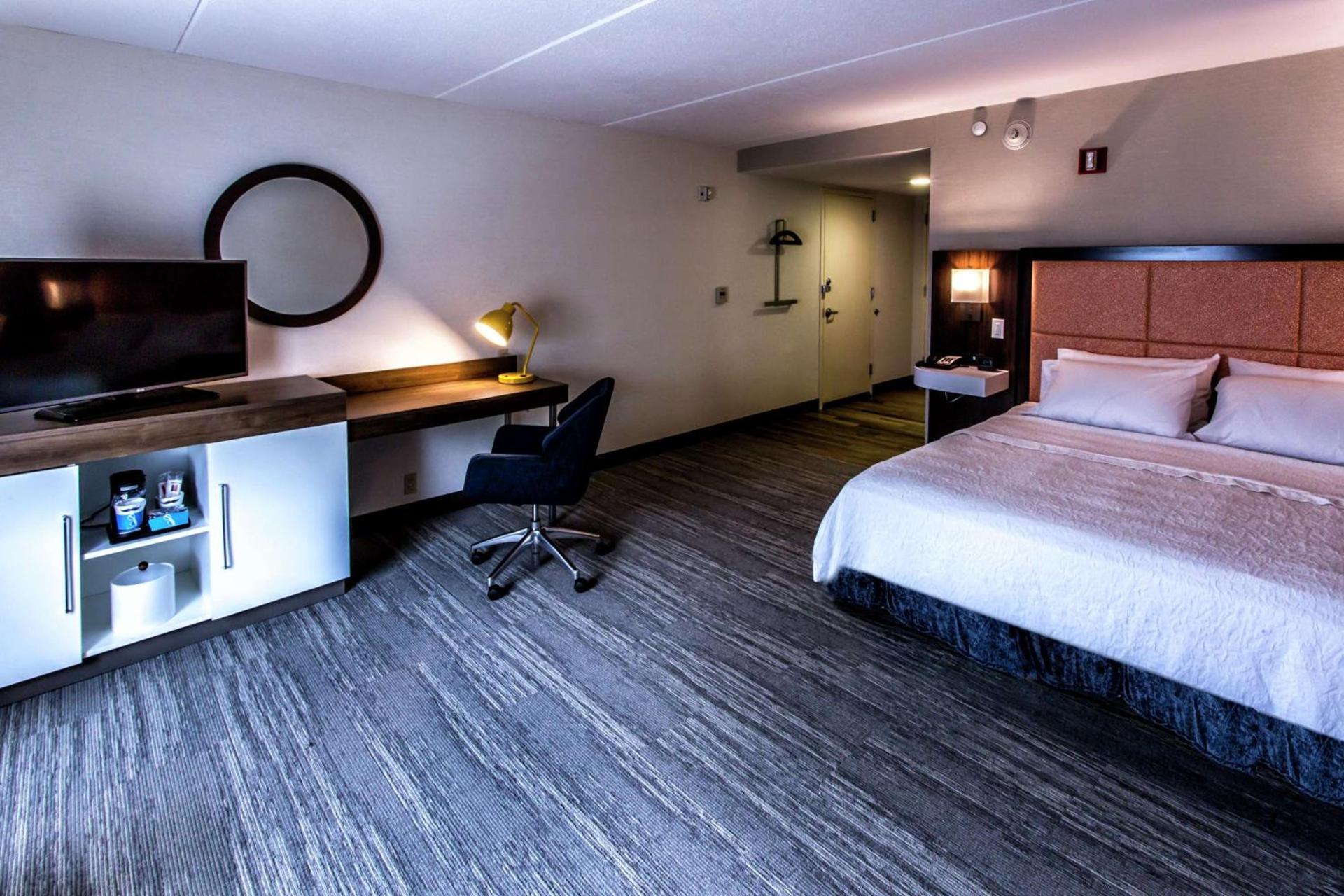 Hampton Inn & Suites Staten Island photo 34